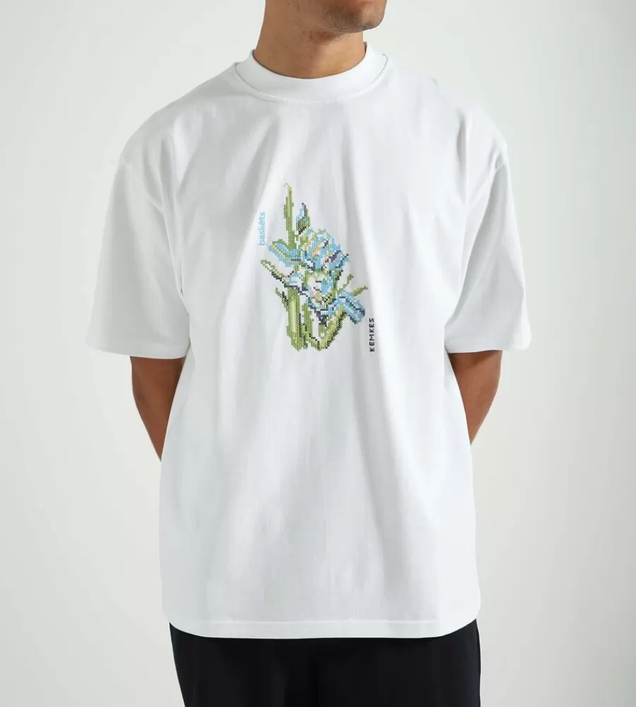 Camiseta blanca con bordado floral y uvas - Colaboración exclusiva BASKÈTS x Kemkes para looks urbanos
