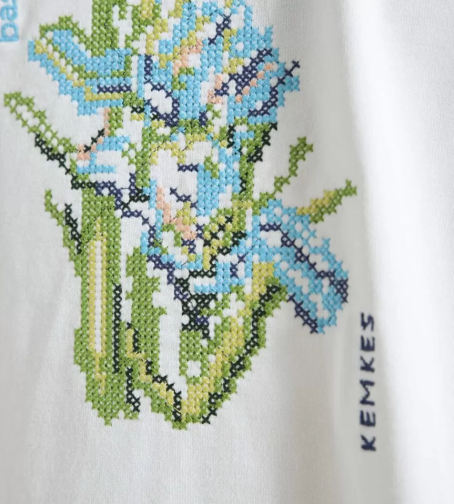 Camiseta blanca con bordado floral y uvas - Colaboración exclusiva BASKÈTS x Kemkes para looks urbanos