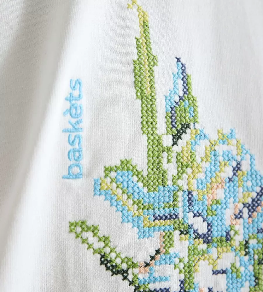 Camiseta blanca con bordado floral y uvas - Colaboración exclusiva BASKÈTS x Kemkes para looks urbanos