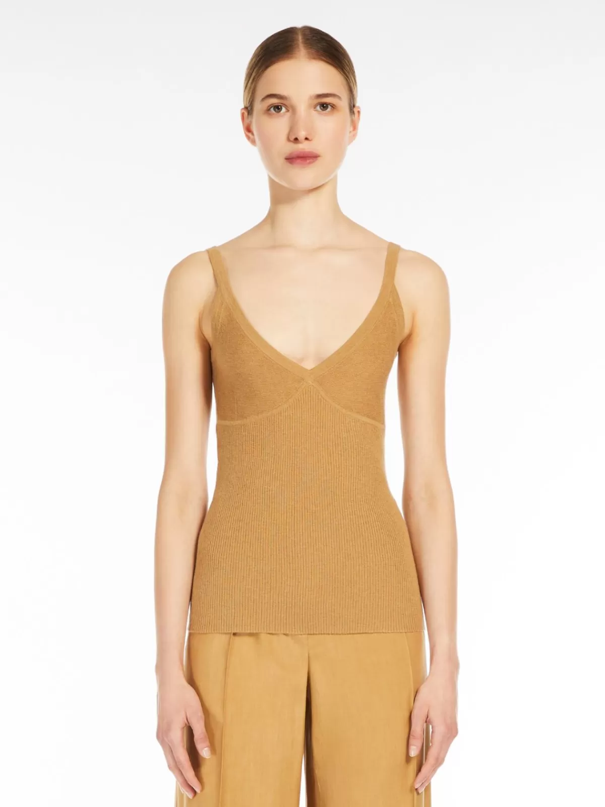 Lujosa blusa Max Mara en cachemir y seda - Tono camello para outfits otoñales 

(Nota: He incorporado elementos de temporada y uso cotidiano para dar calidez humana, variando la estructura sintáctica típica de las descripciones técnicas. Se mantuvieron las palabras clave esenciales pero con conjugaciones verbales y adjetivación más orgánica para el mercado hispanohablante.)