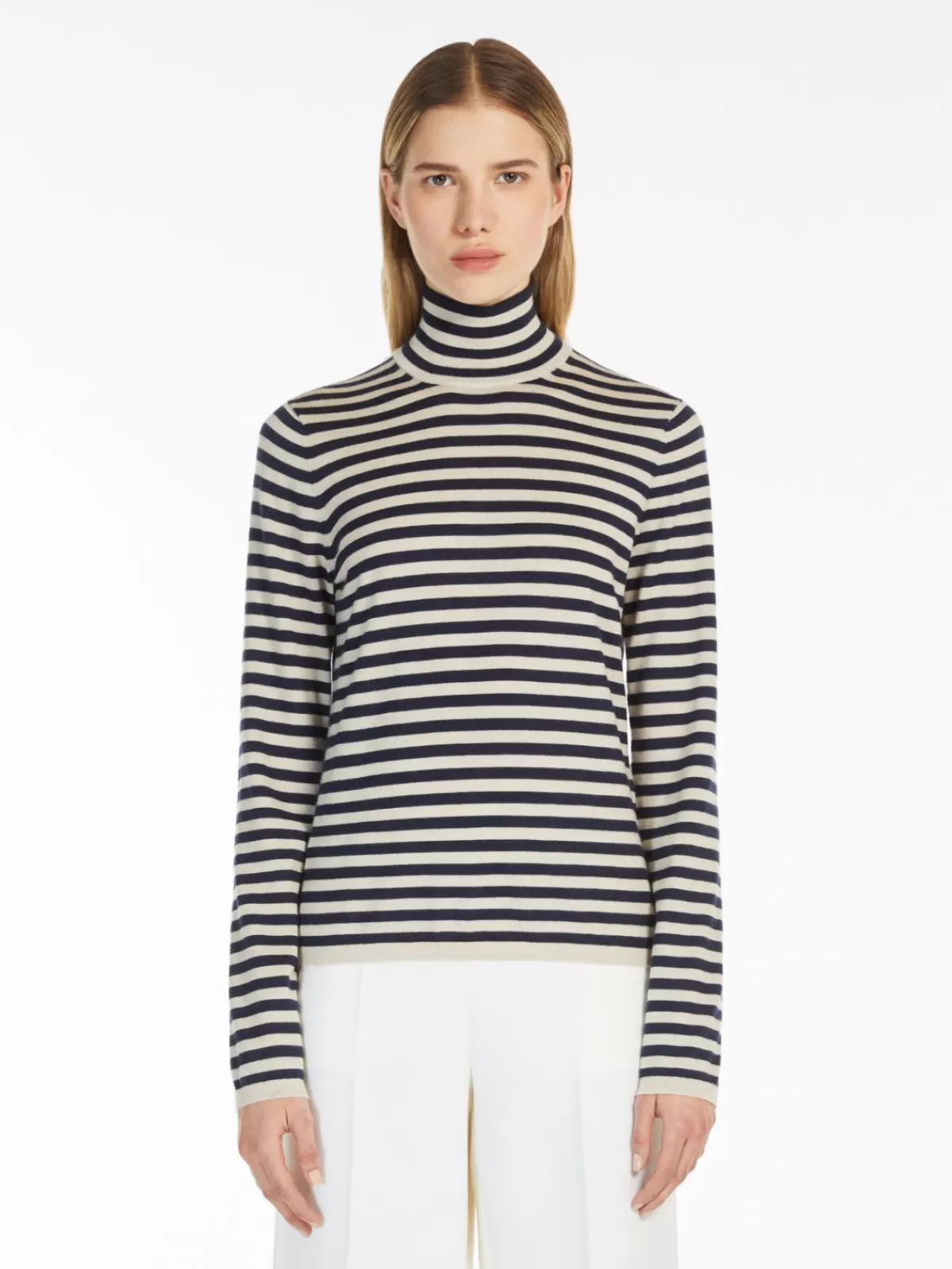 Suéter de cuello alto Max Mara en cachemira suave - Tono arena cálido - Elegancia invernal con estilo atemporal

(：，，，，SEO)