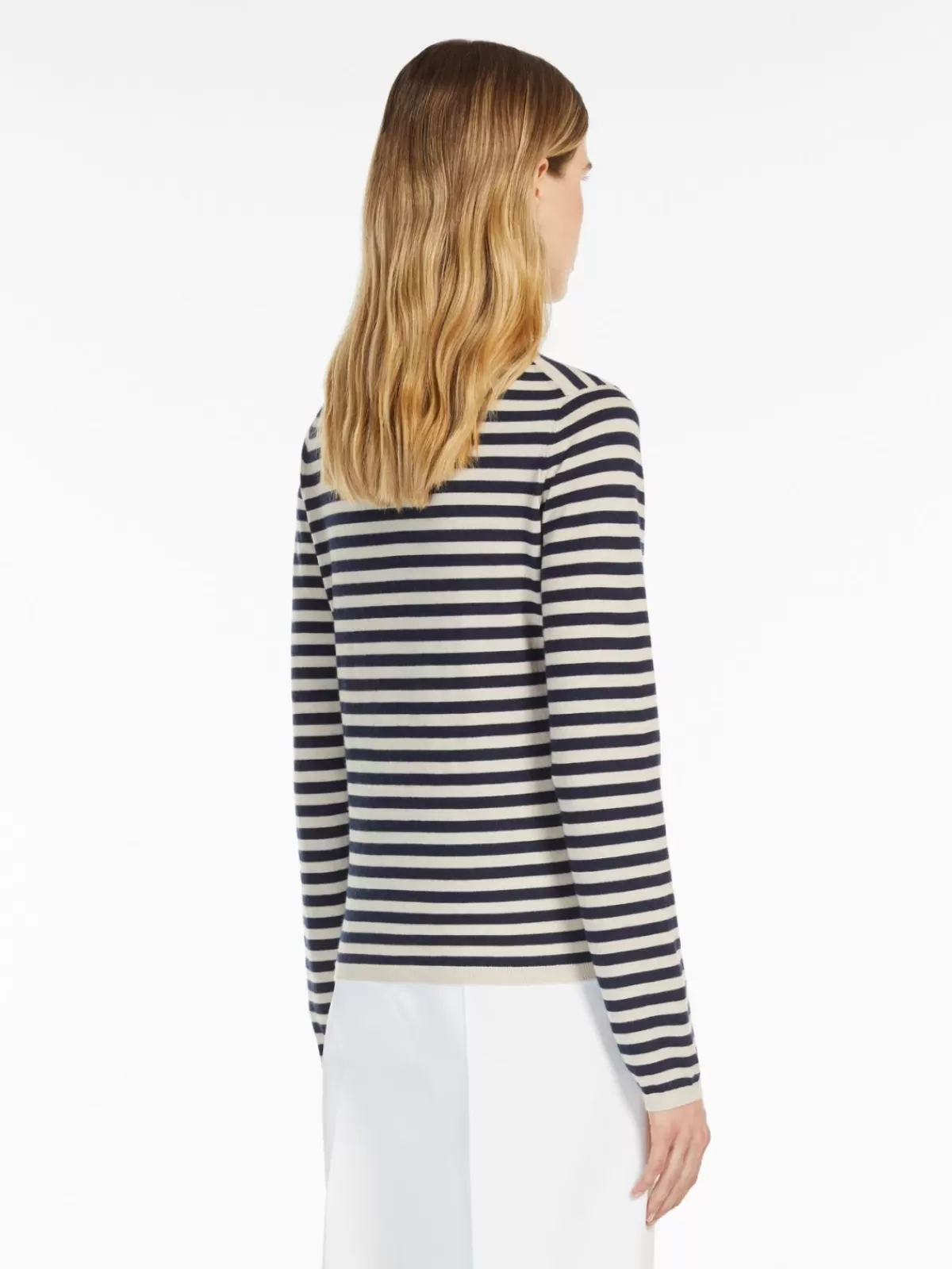 Suéter de cuello alto Max Mara en cachemira suave - Tono arena cálido - Elegancia invernal con estilo atemporal

(：，，，，SEO)