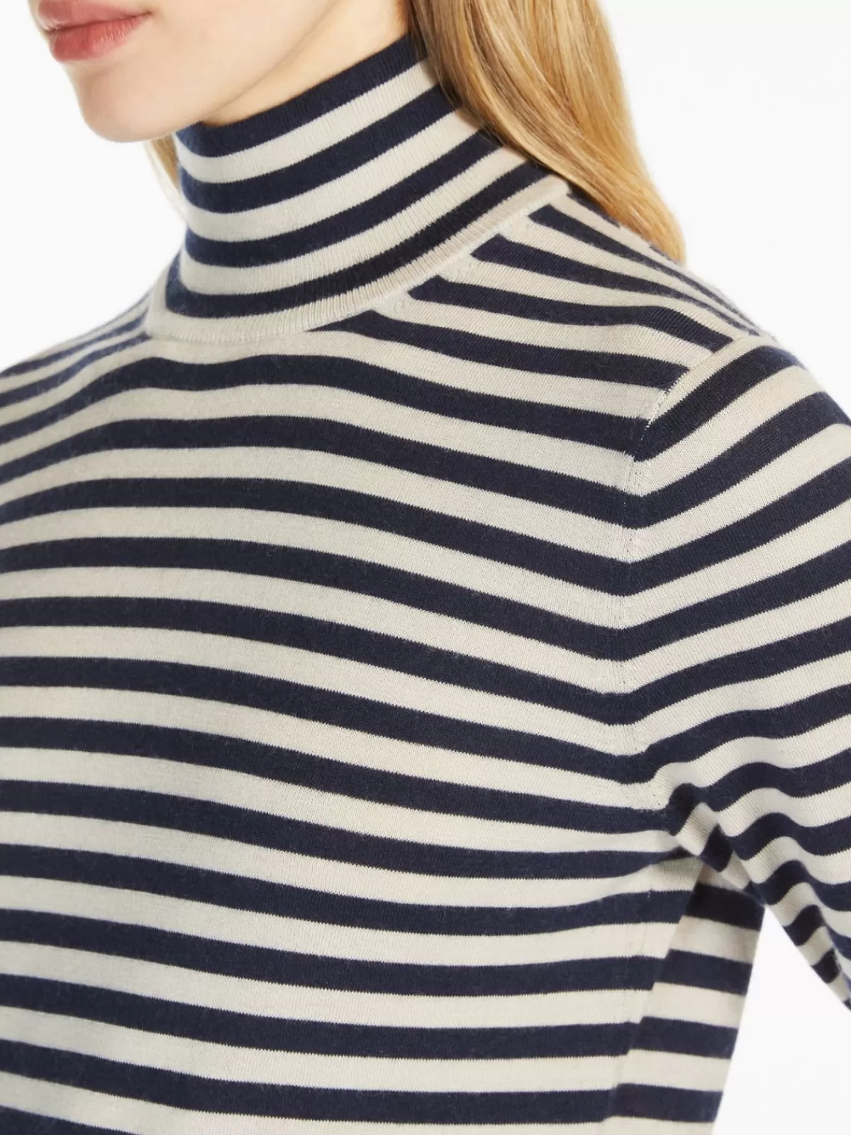 Suéter de cuello alto Max Mara en cachemira suave - Tono arena cálido - Elegancia invernal con estilo atemporal

(：，，，，SEO)