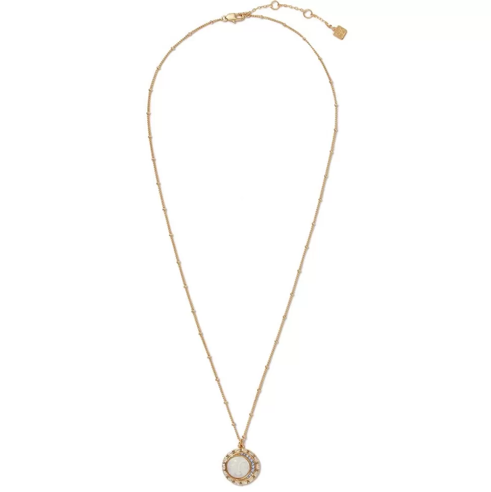 Colgante Artesanal de Madreperla con Símbolos Celestes Tallados - Colección Exclusiva The Met