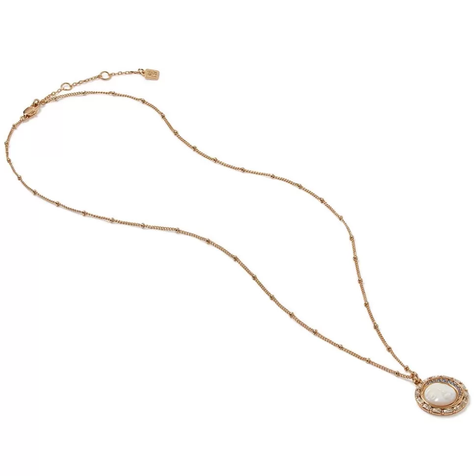 Colgante Artesanal de Madreperla con Símbolos Celestes Tallados - Colección Exclusiva The Met