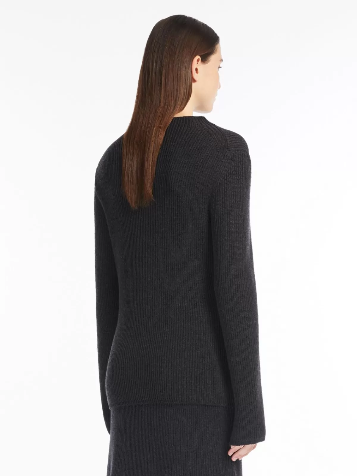 Max Mara - Suéter de lana acanalada con cuello craterífero en gris grafito, tejido abullonado para abrigo invernal 

(：，