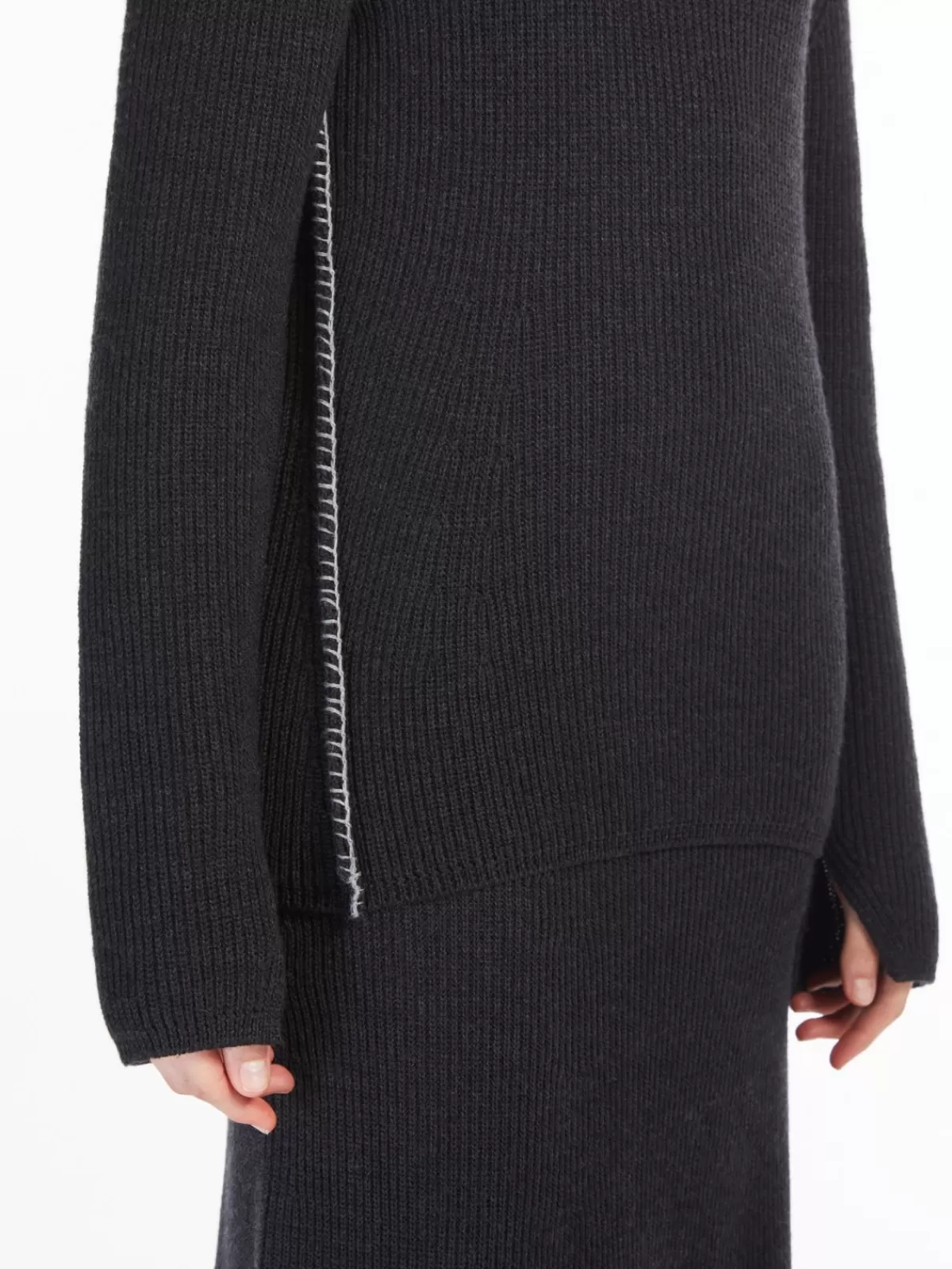 Max Mara - Suéter de lana acanalada con cuello craterífero en gris grafito, tejido abullonado para abrigo invernal 

(：，