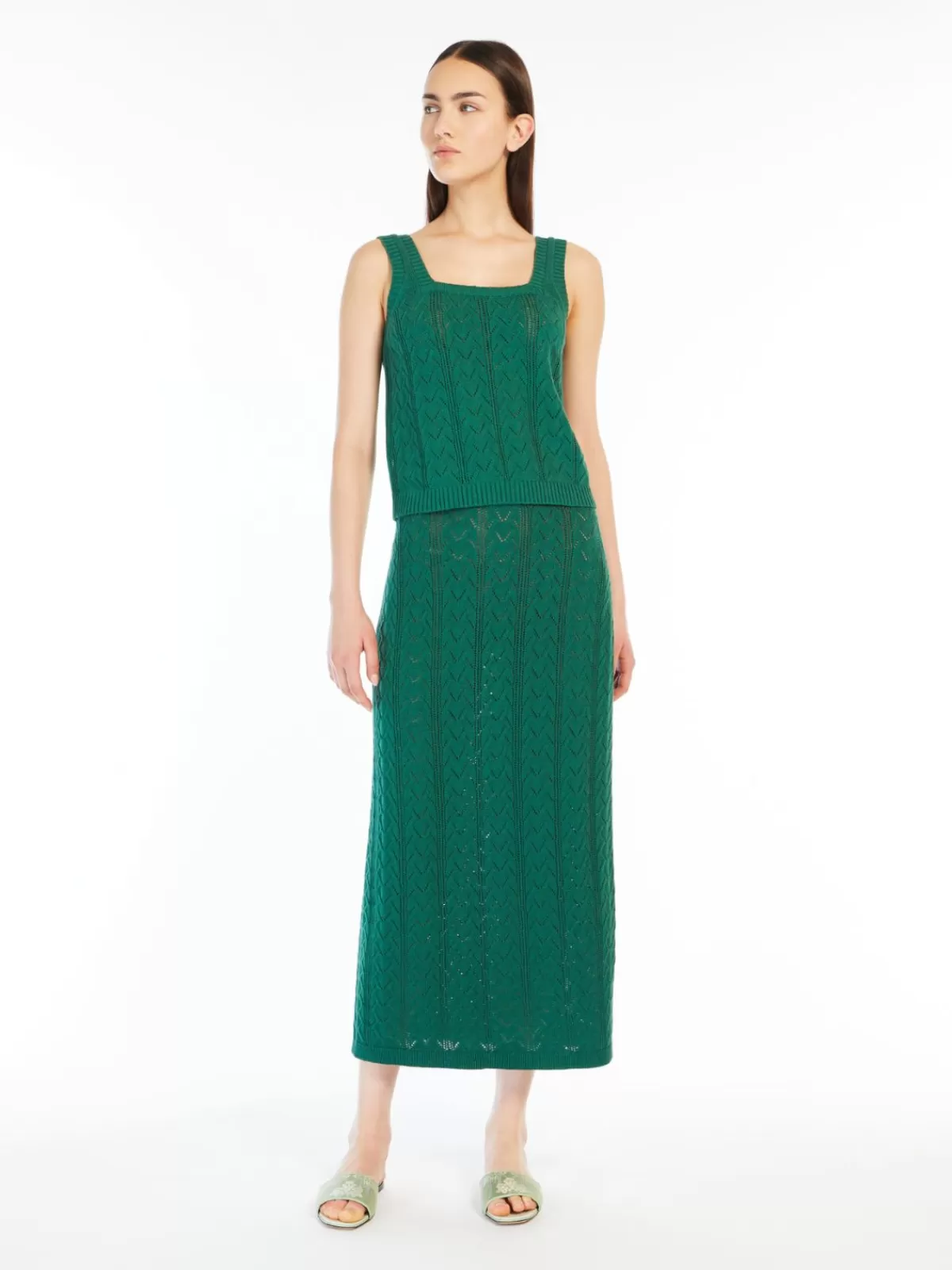 Max Mara - Prenda superior tejida a mano en hilo de algodón verde primavera | Detalles de croché artesanal | Colección cápsula verano 2024 | Tops casuales con acabado premium