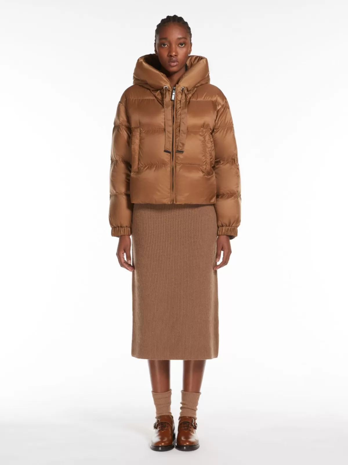 Chaqueta corta acolchada Max Mara - Diseño premium en tejido impermeable, tono caramelo cálido para look urbano invernal. Modelo compacto con relleno térmico Cameluxe Edition.