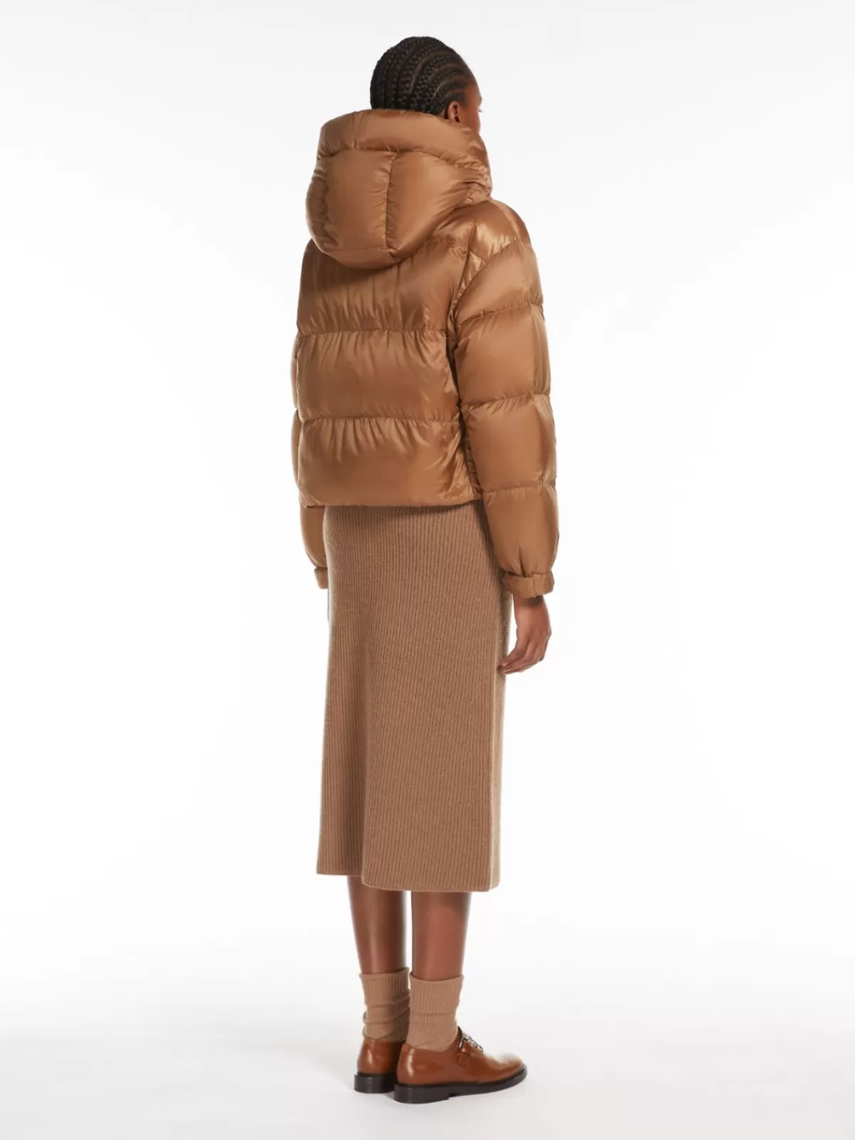 Chaqueta corta acolchada Max Mara - Diseño premium en tejido impermeable, tono caramelo cálido para look urbano invernal. Modelo compacto con relleno térmico Cameluxe Edition.