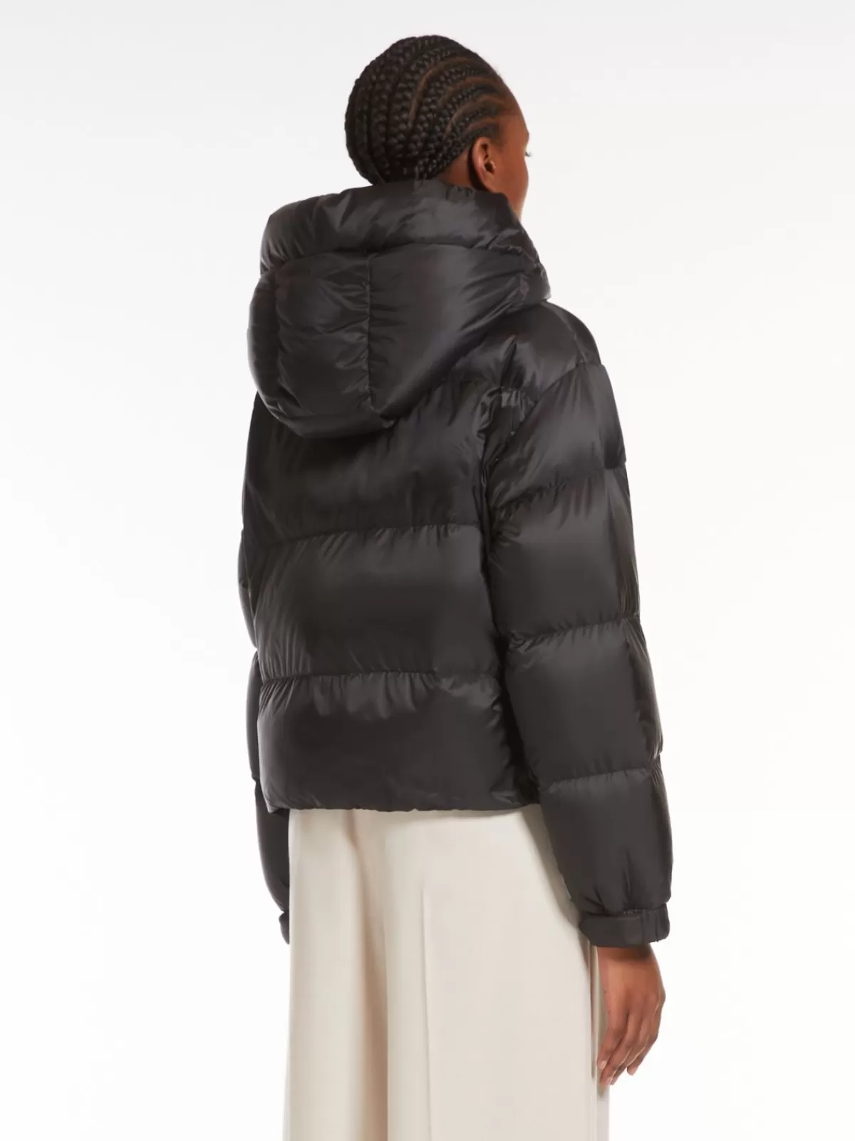 Chaqueta corta acolchada The Cube de Max Mara - Impermeable ultraligera en negro intenso, diseño urbano con relleno térmico Cameluxe