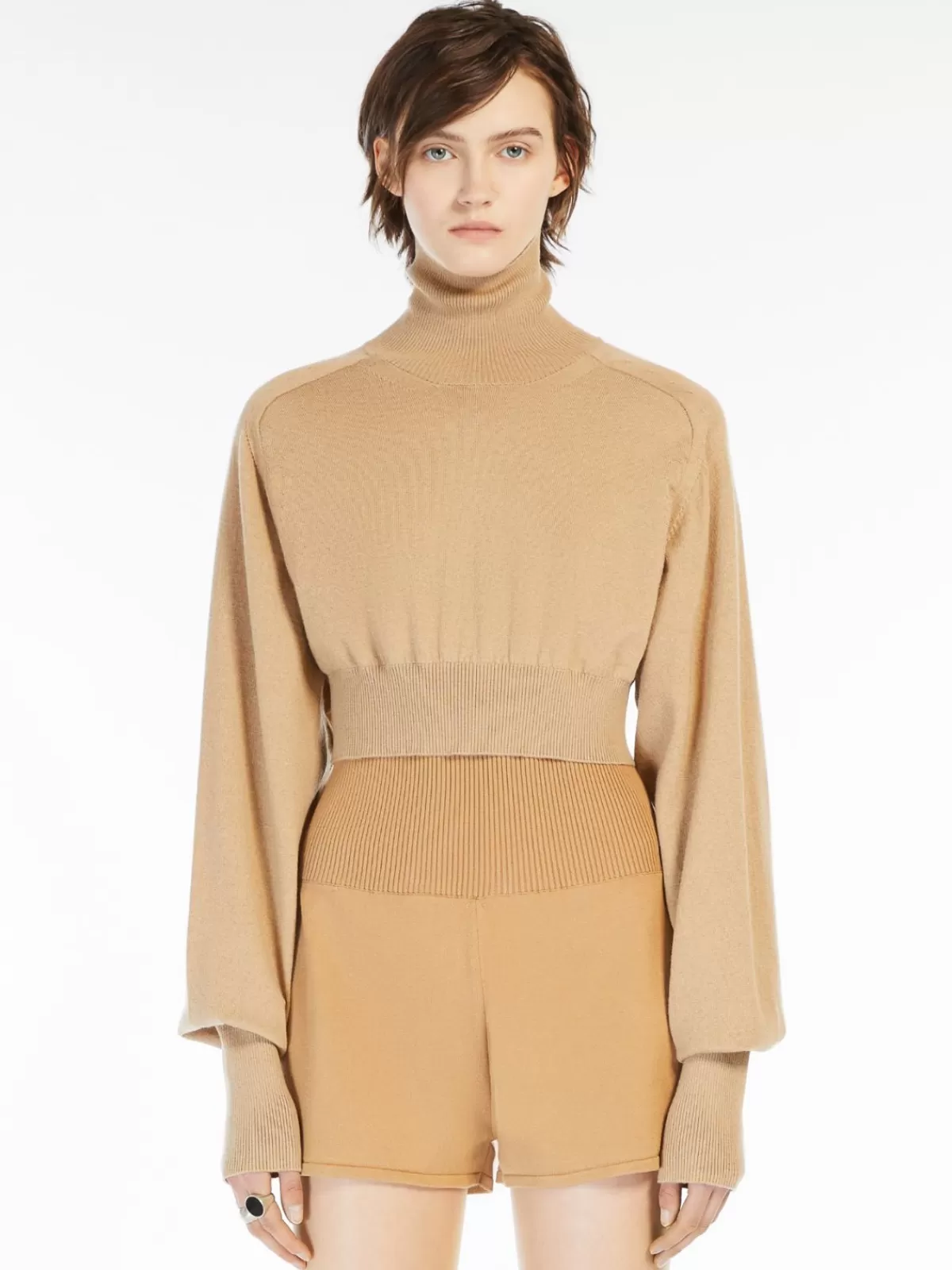 Jersey corto Max Mara de cuello alto efecto polo - tejido suave en tono camel clásico