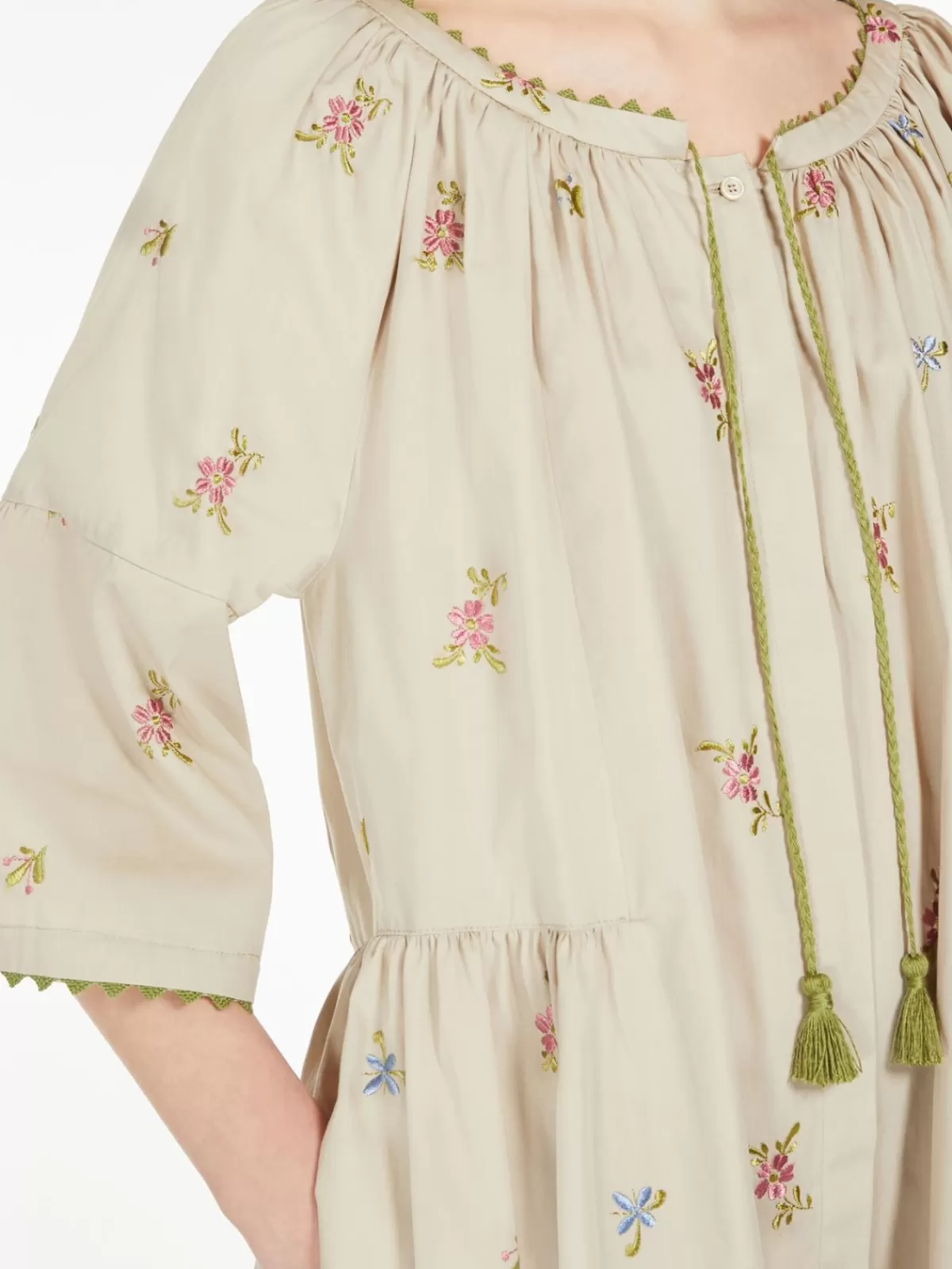 Max Mara - Vestido veraniego en popelina bordada con detalles artesanales, tono arena natural
