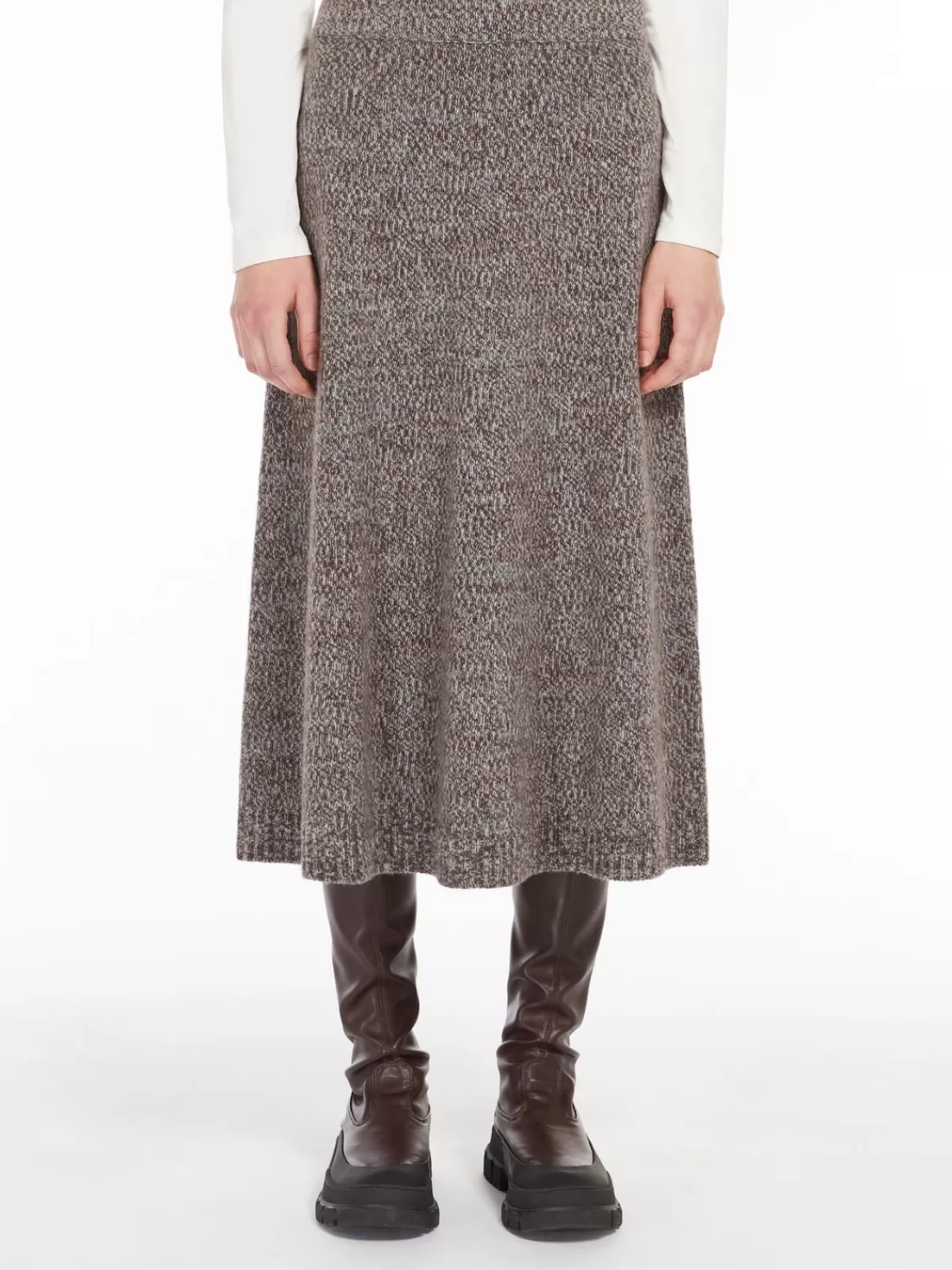 Max Mara - Falda de lana acampanada invierno 2024, corte elegante en tono marrón oscuro. Estilo clásico con detalles modernos.