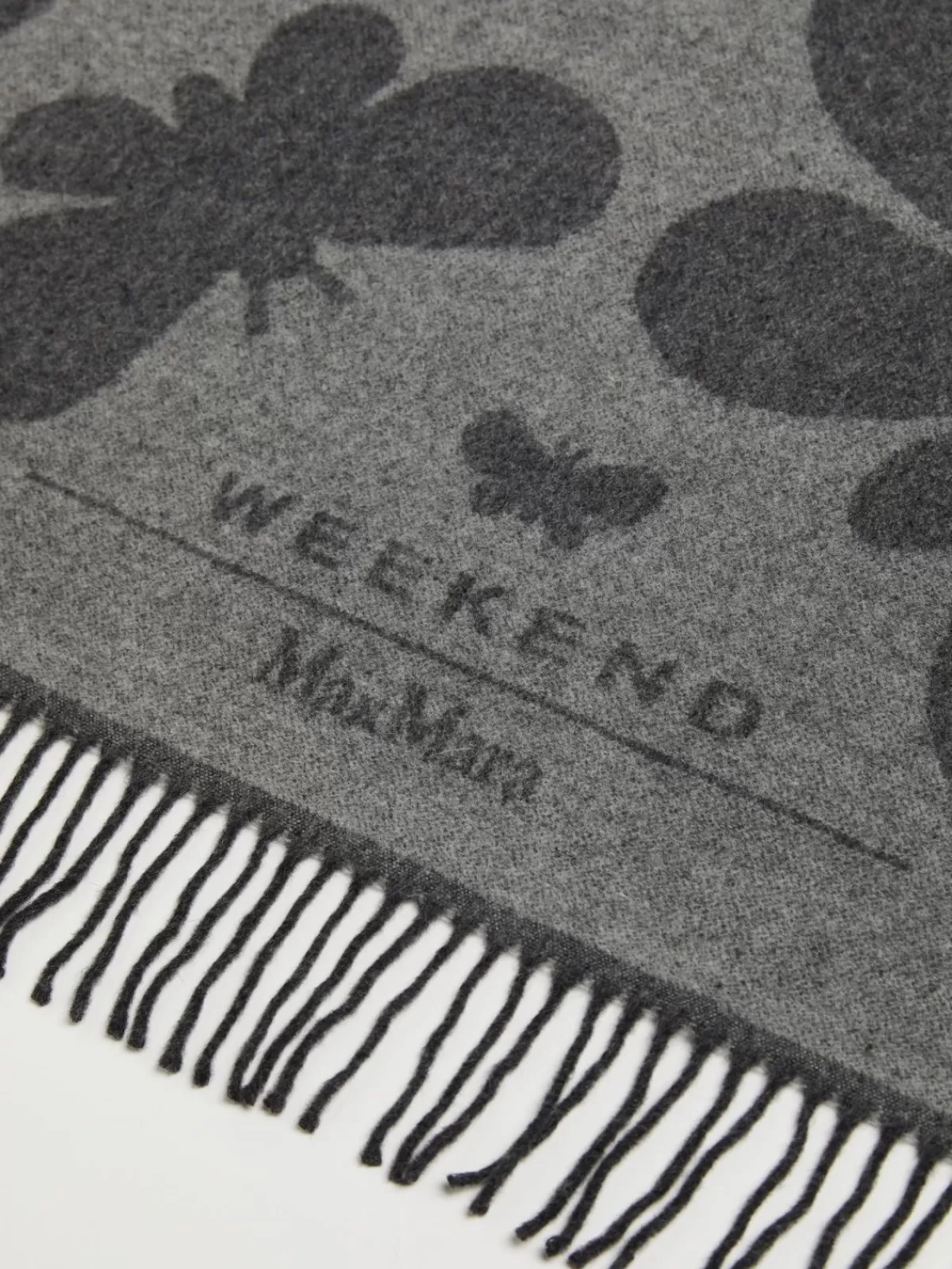 Elegante chalina de lana jacquard Max Mara · Gris neutro para looks versátiles