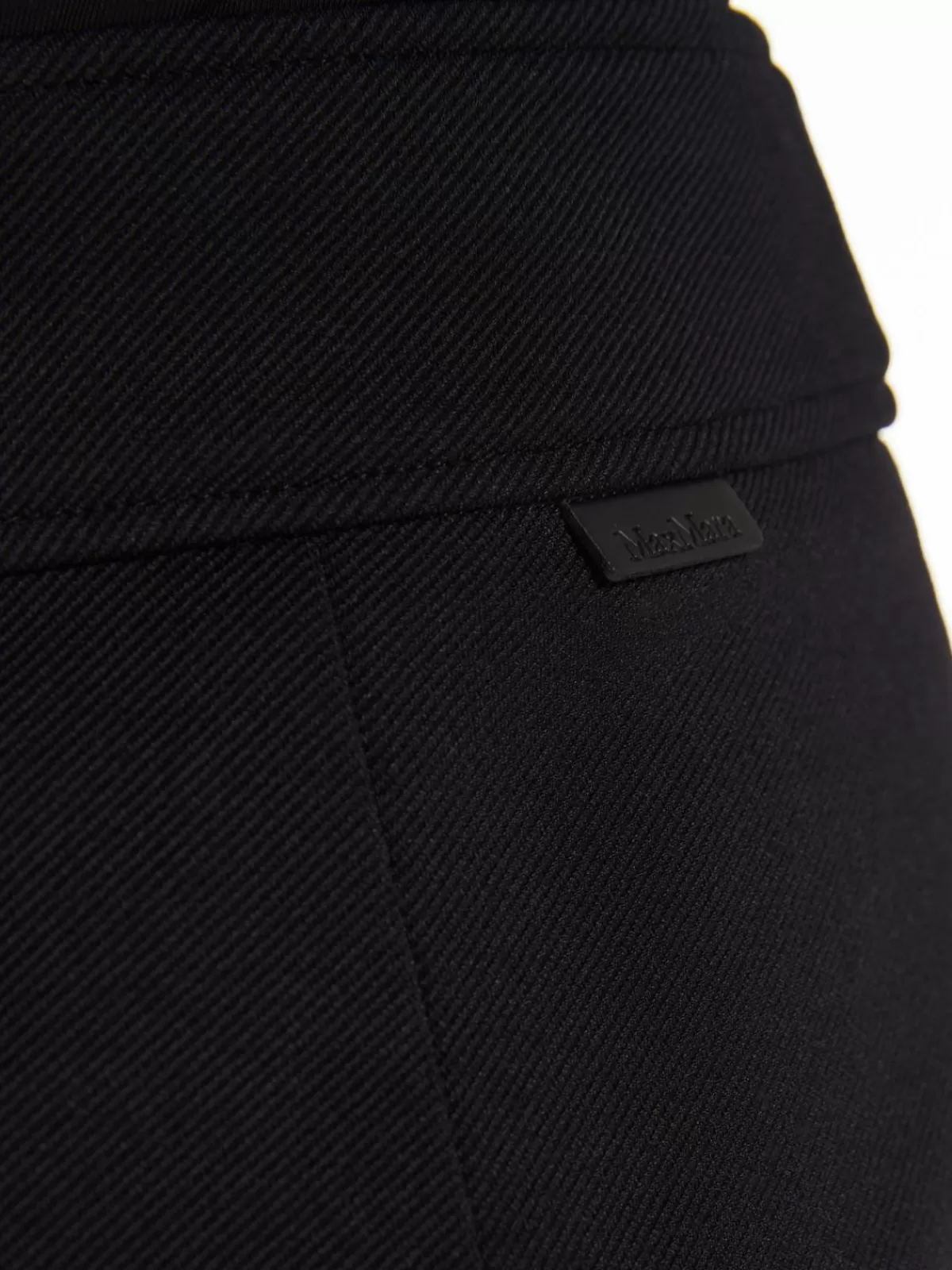 Falda corta Max Mara en jersey negro - diseño minimalista y ajuste perfecto