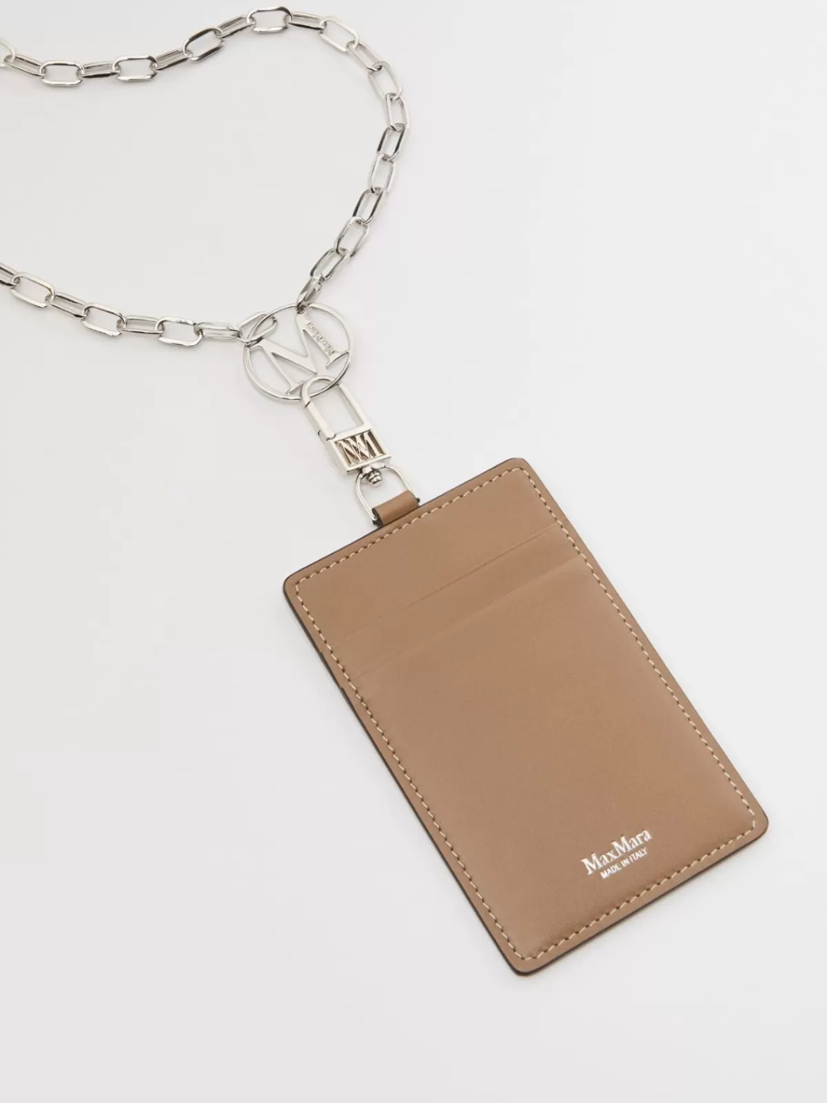 Soporte Portátil para Teléfono con Portaemblema · Max Mara · Funda en Cuero Tono Barro · Diseño Elegante