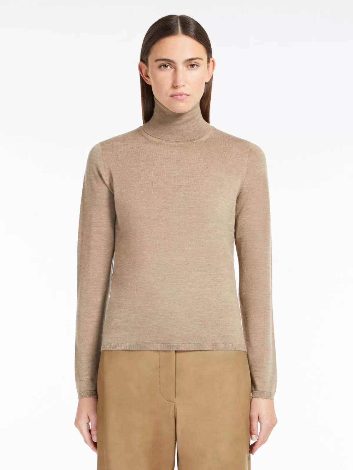 Max Mara - Suéter de cachemira liviana con cuello alto en tonalidad avellana tostada