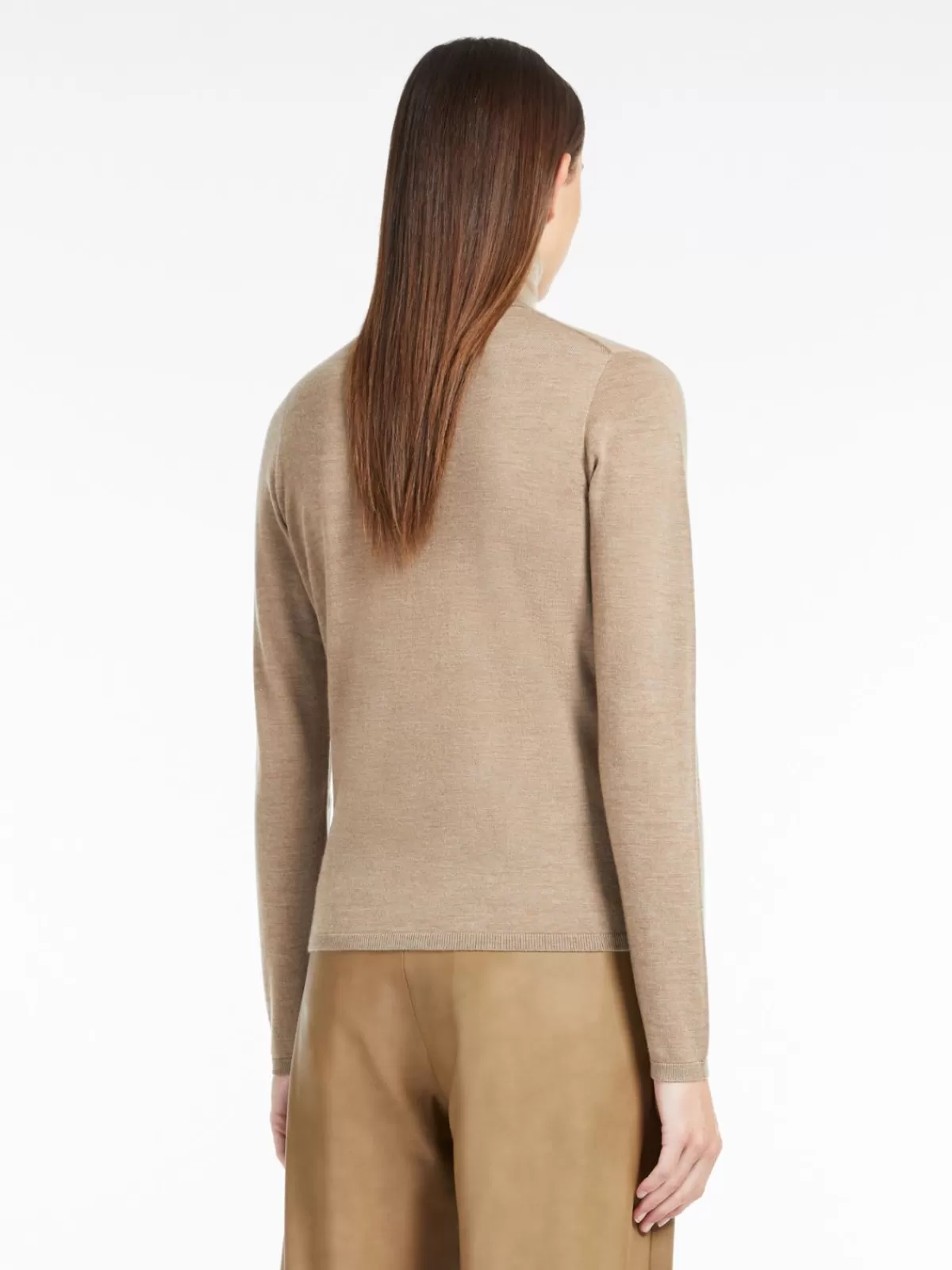 Max Mara - Suéter de cachemira liviana con cuello alto en tonalidad avellana tostada