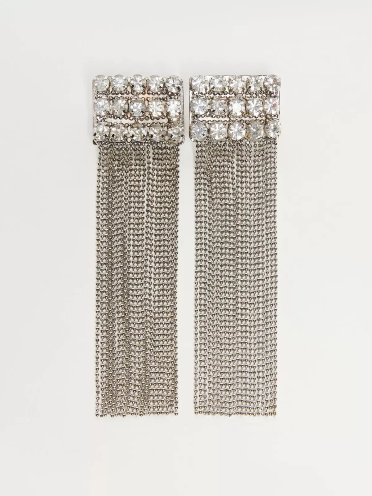Aretes plateados de Max Mara con diseño de múltiples trenzas metálicas y detalle brillante