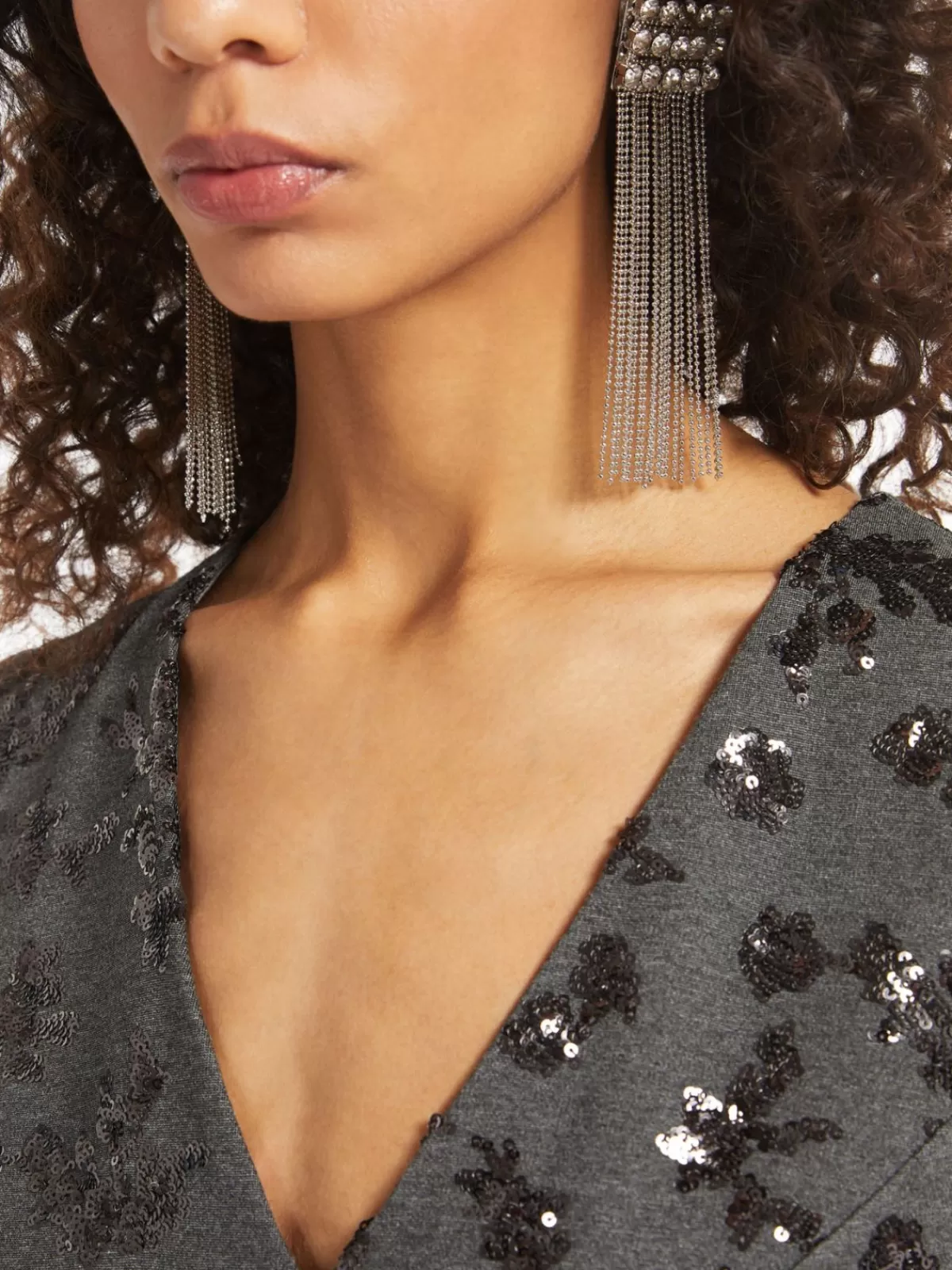 Aretes plateados de Max Mara con diseño de múltiples trenzas metálicas y detalle brillante