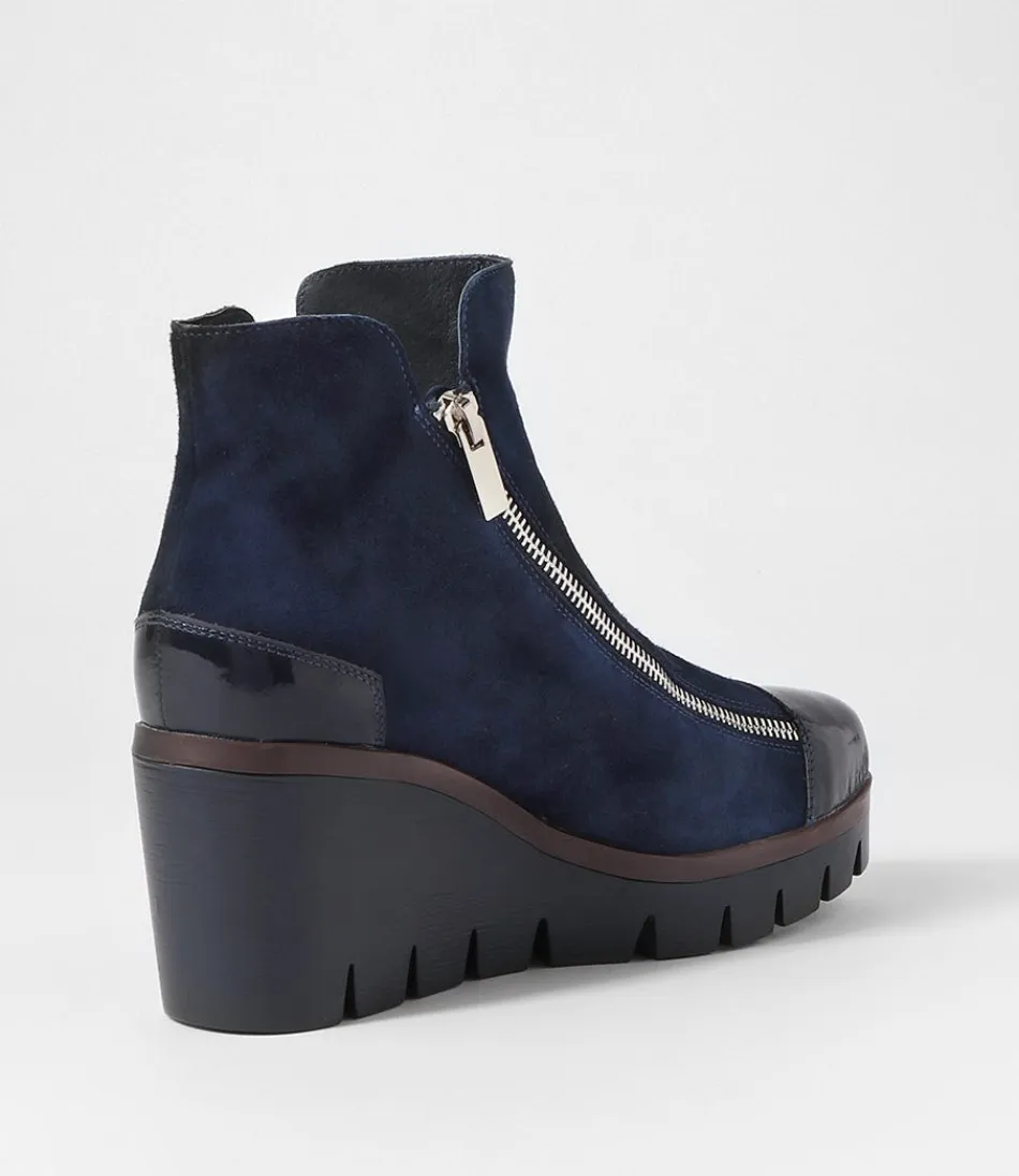 Botines Nalani para mujer - Detalles en ante brillante azul náutico, diseño moderno con corte tobijero. Estilo casual-elegante de DJANGO & JULIETTE.