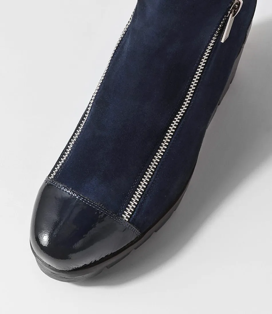 Botines Nalani para mujer - Detalles en ante brillante azul náutico, diseño moderno con corte tobijero. Estilo casual-elegante de DJANGO & JULIETTE.