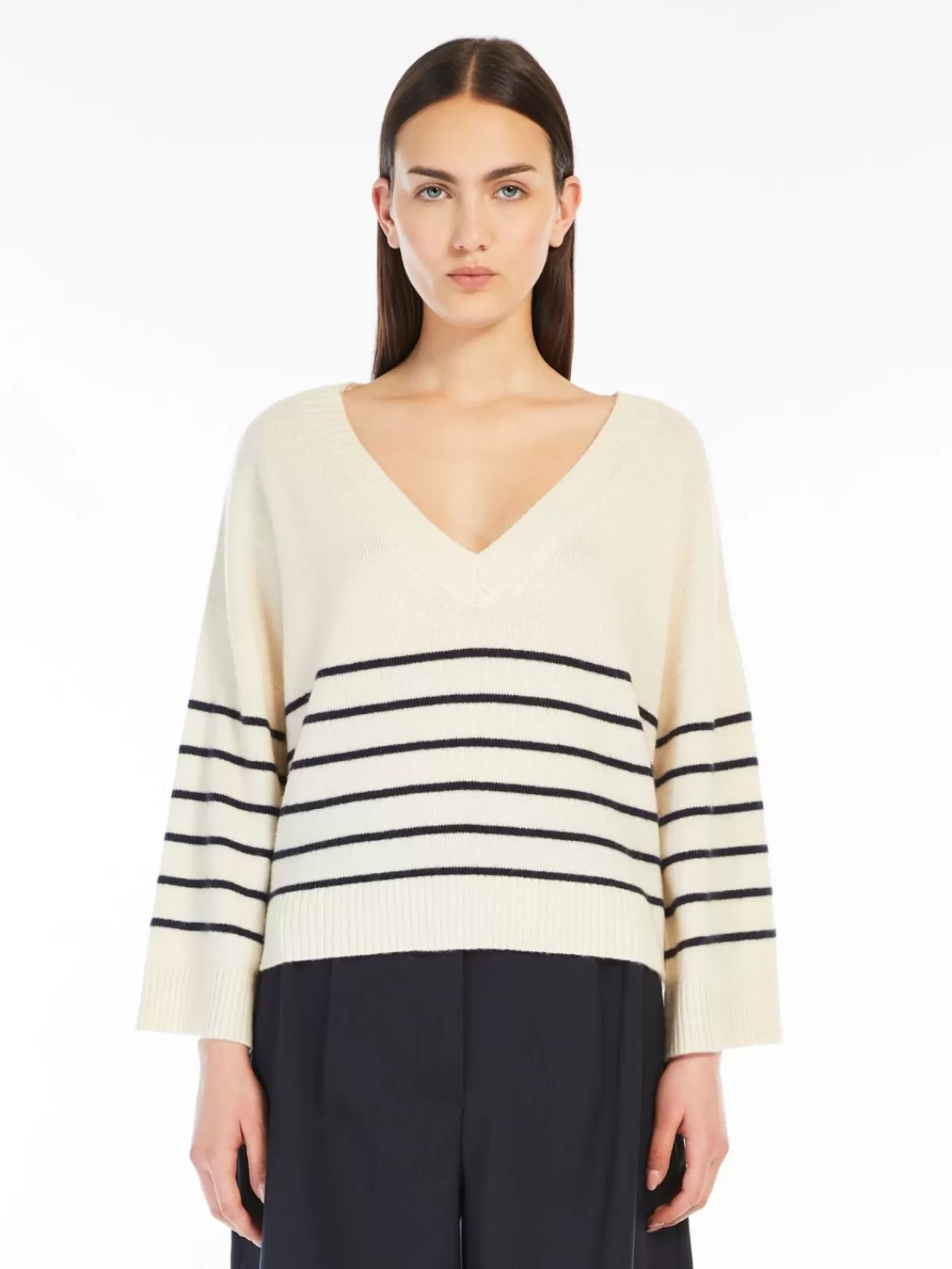 Lujoso suéter oversize de cachemira color hueso - Colección otoño-invierno Max Mara | Prenda de punto premium para un estilo casual con elegancia