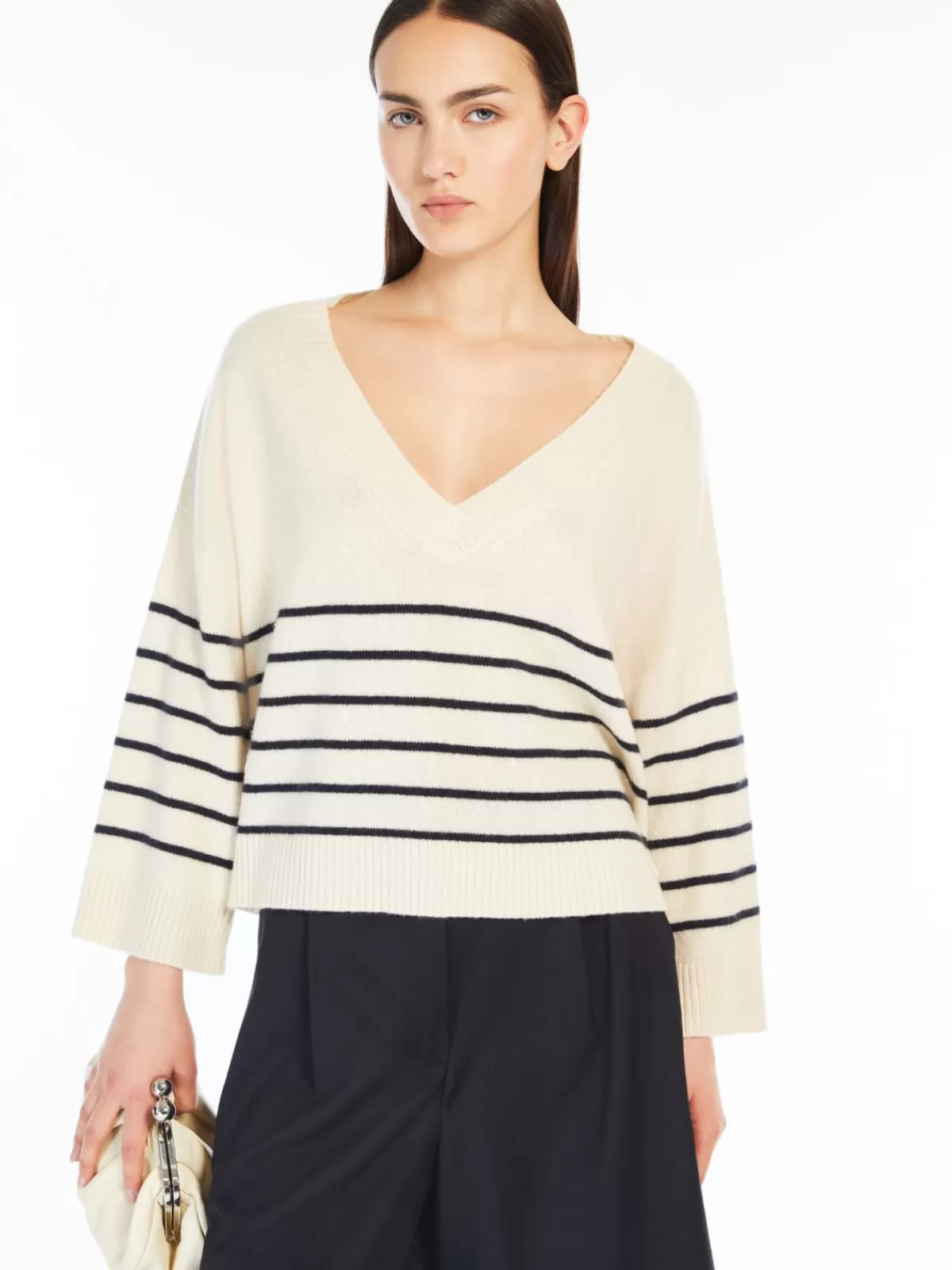 Lujoso suéter oversize de cachemira color hueso - Colección otoño-invierno Max Mara | Prenda de punto premium para un estilo casual con elegancia
