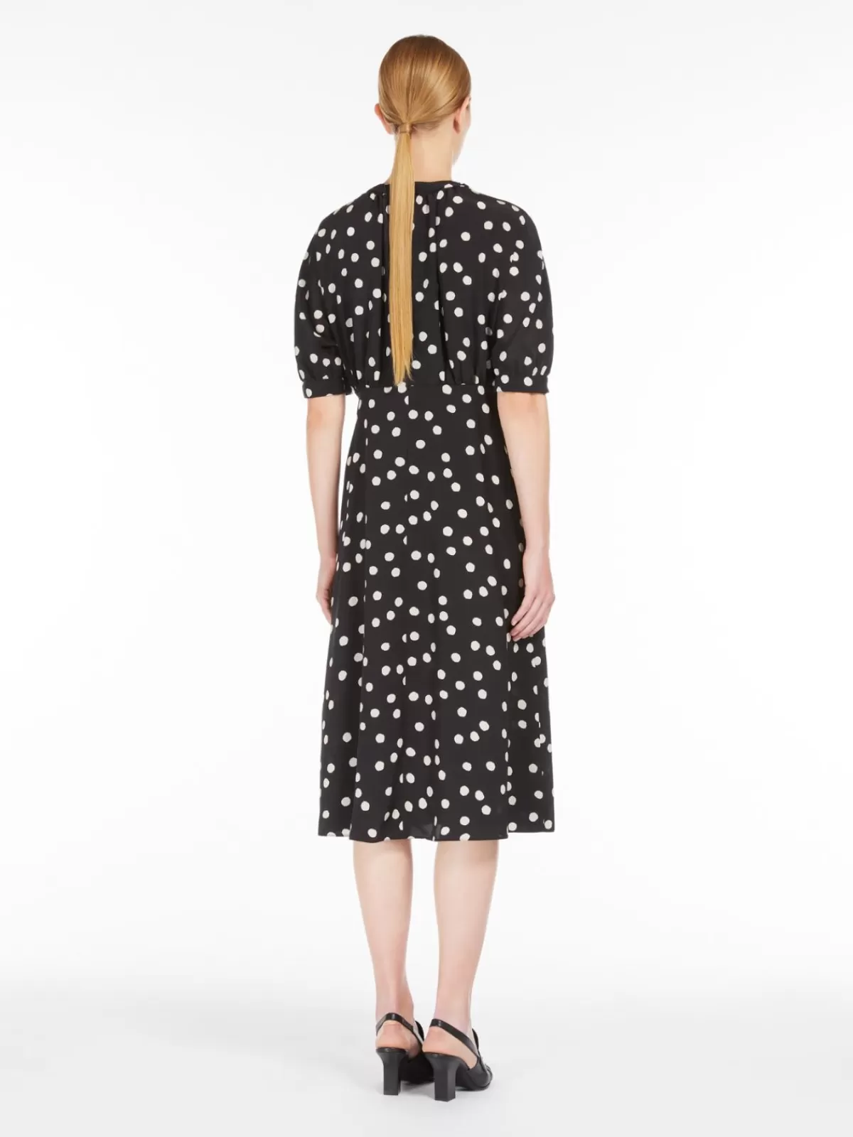 Vestido estampado Max Mara en crêpe de Chine negro · Detalles elegantes para ocasiones especiales