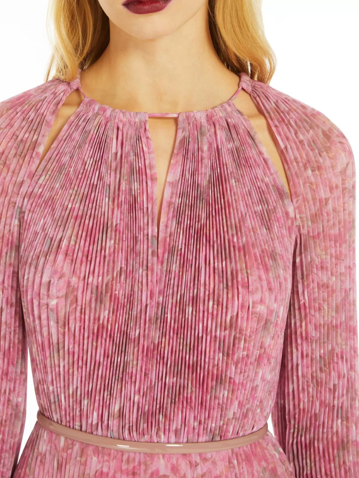 Vestido elegante Max Mara en seda estampada con plisado artesanal - Detalle floral peonía