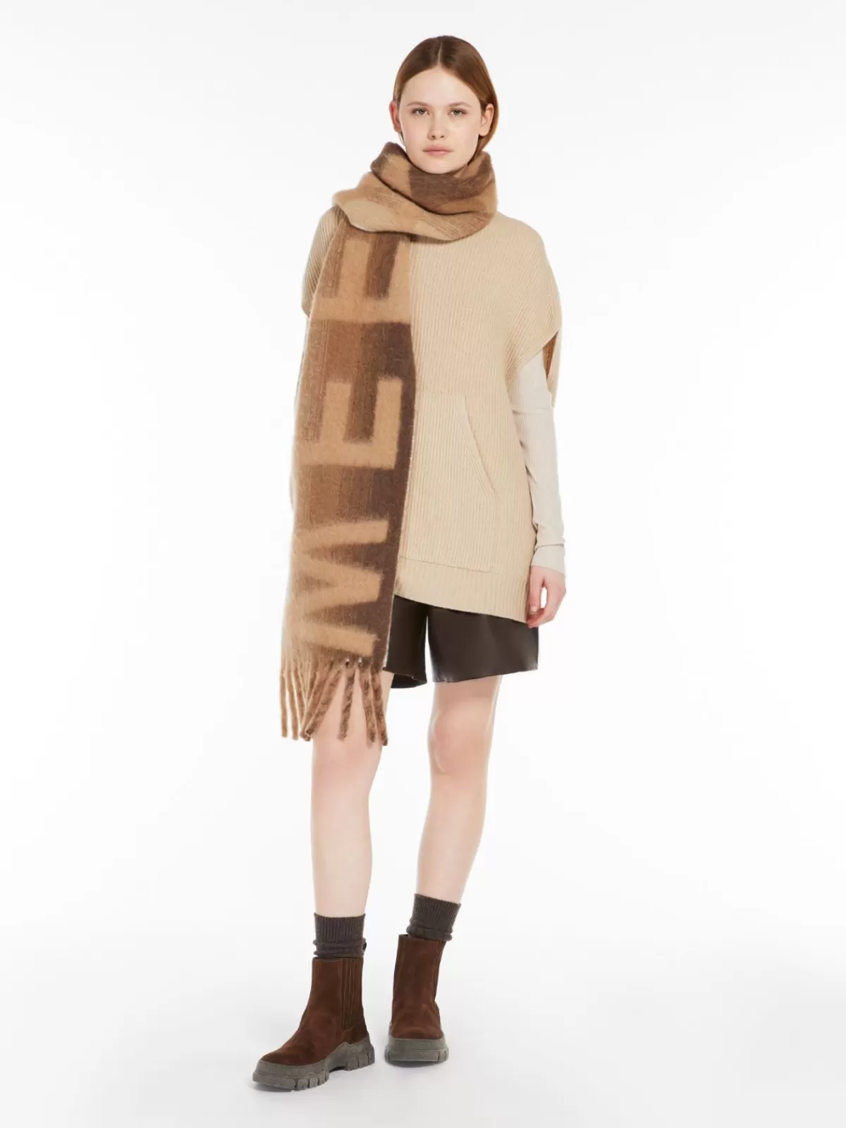 Capa tejida al relieve de Max Mara en tono arena - Diseño clásico para elegancia invernal