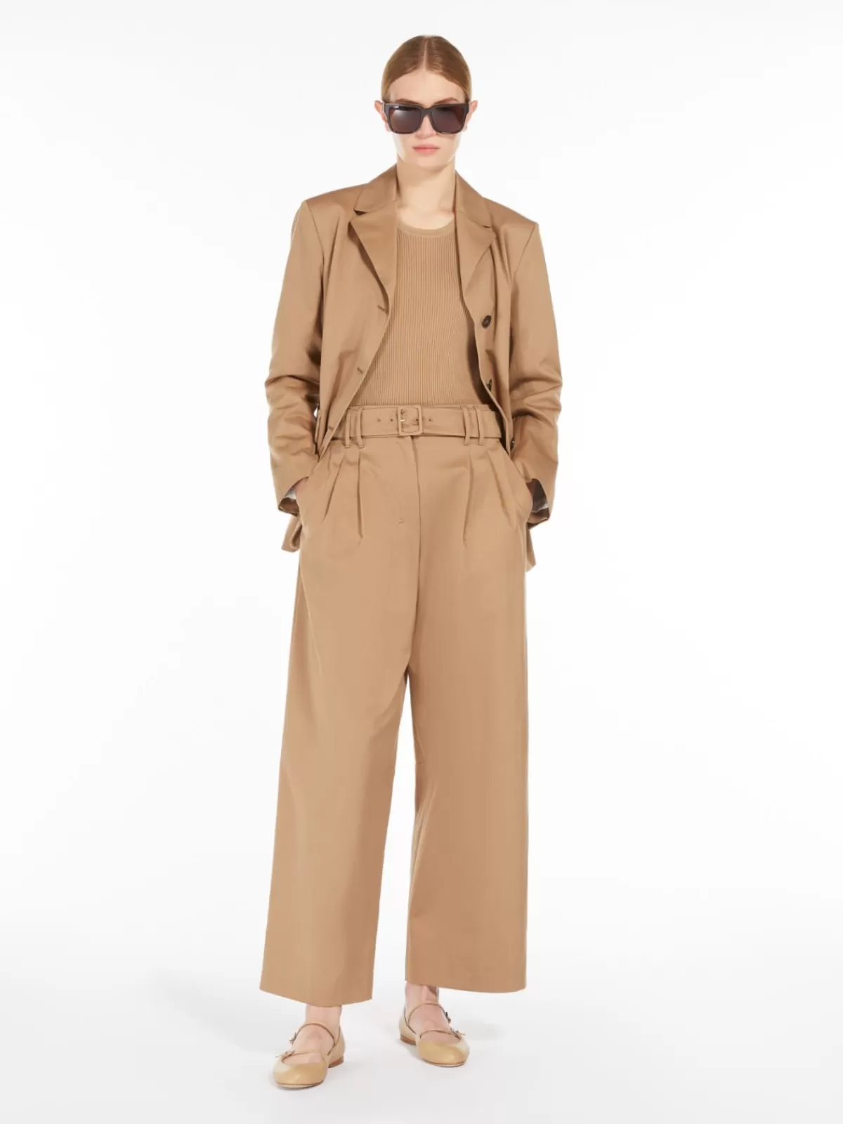 Suéter acanalado de punto fino en tono camello - Max Mara Collection | Diseño atemporal para looks casuales y elegantes