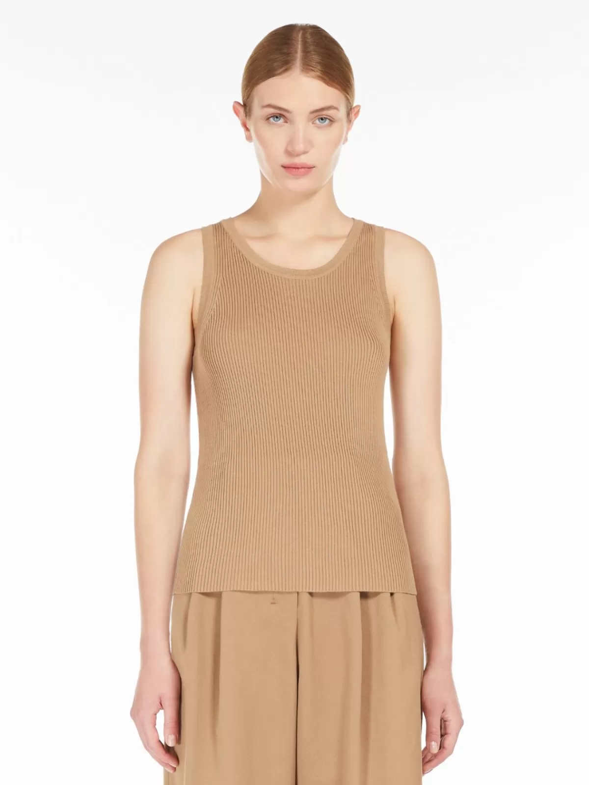 Suéter acanalado de punto fino en tono camello - Max Mara Collection | Diseño atemporal para looks casuales y elegantes