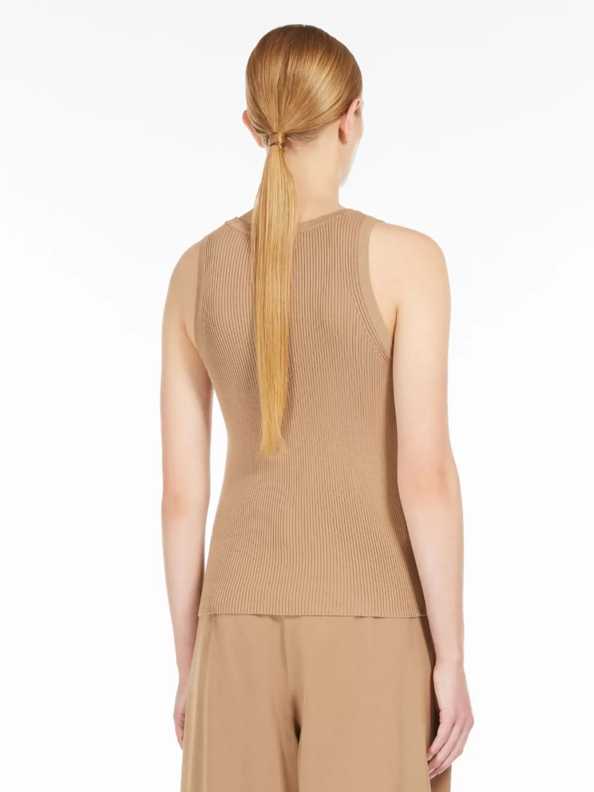 Suéter acanalado de punto fino en tono camello - Max Mara Collection | Diseño atemporal para looks casuales y elegantes