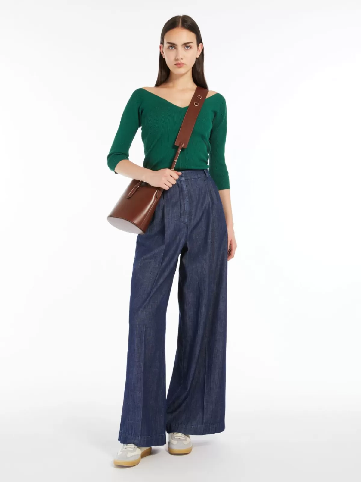 Jersey acanalado en viscosa Max Mara - Escote en V verde bosque para looks frescos y versátiles 

(Alternativa más fluida:  
Suéter estilo canalé de viscosa Max Mara - Escote profundo en V con tonalidad verde naturaleza)