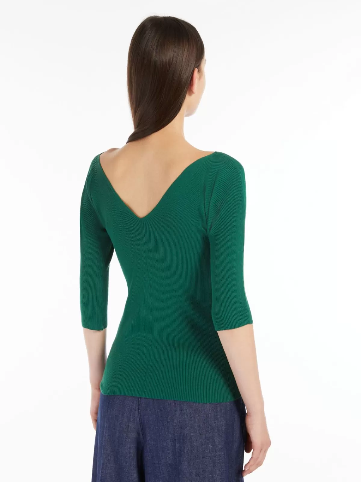Jersey acanalado en viscosa Max Mara - Escote en V verde bosque para looks frescos y versátiles 

(Alternativa más fluida:  
Suéter estilo canalé de viscosa Max Mara - Escote profundo en V con tonalidad verde naturaleza)