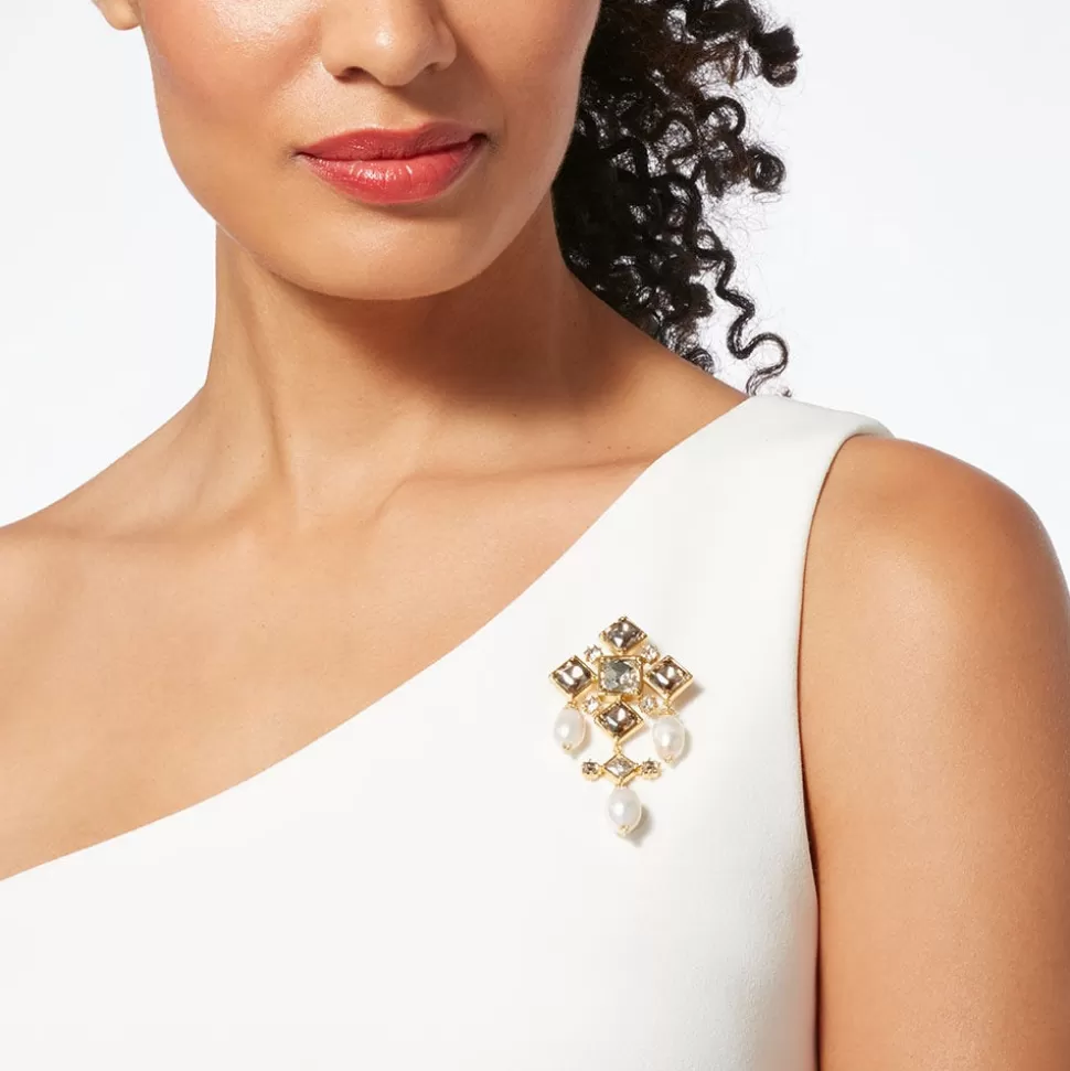 Broche Exclusivo The Met Store - Perlas Tudor con Diseño Colgante de Cristal, Elegancia Real y Detalles Artesanales
