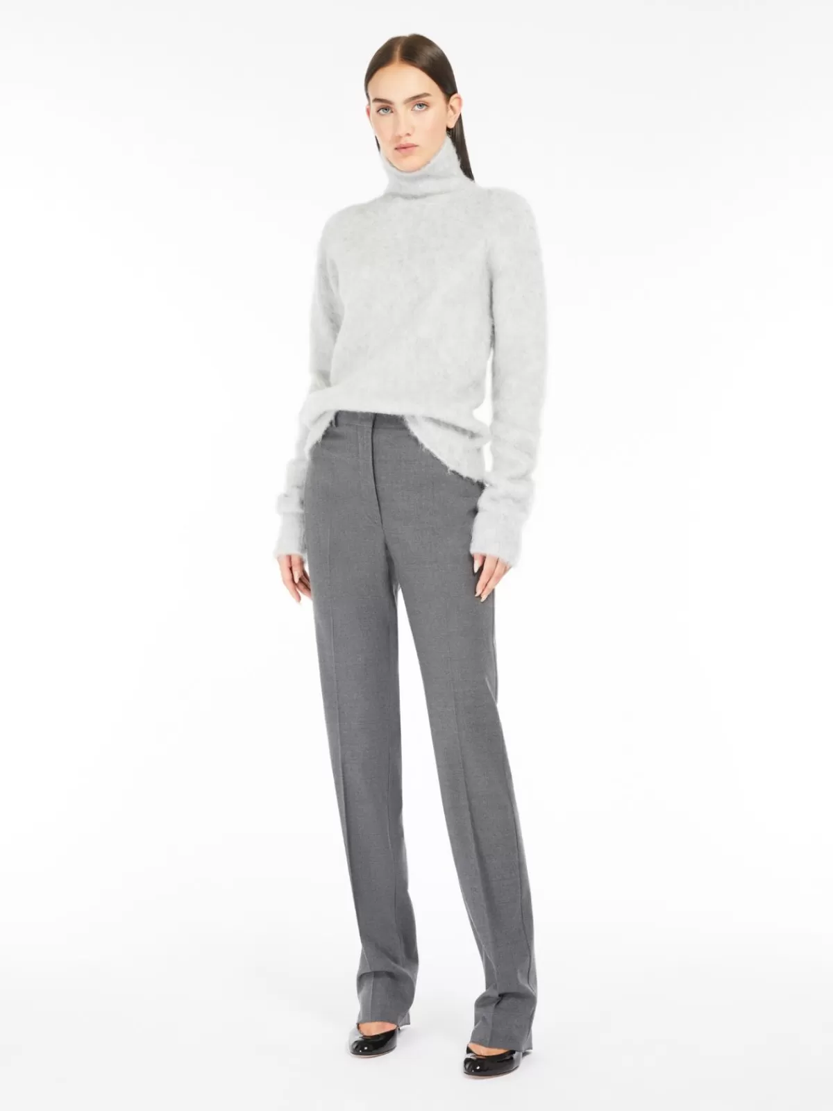 Jersey Premium de Alpaca Sin Costuras MAX MARA® - Cuello Alto Tipo Polo en Gris Claro  

(Se incluyeron variaciones léxicas naturales, estructura invertida típica del español comercial, adición de signos de puntuación orgánicos y especificaciones de materiales con términos coloquiales como 