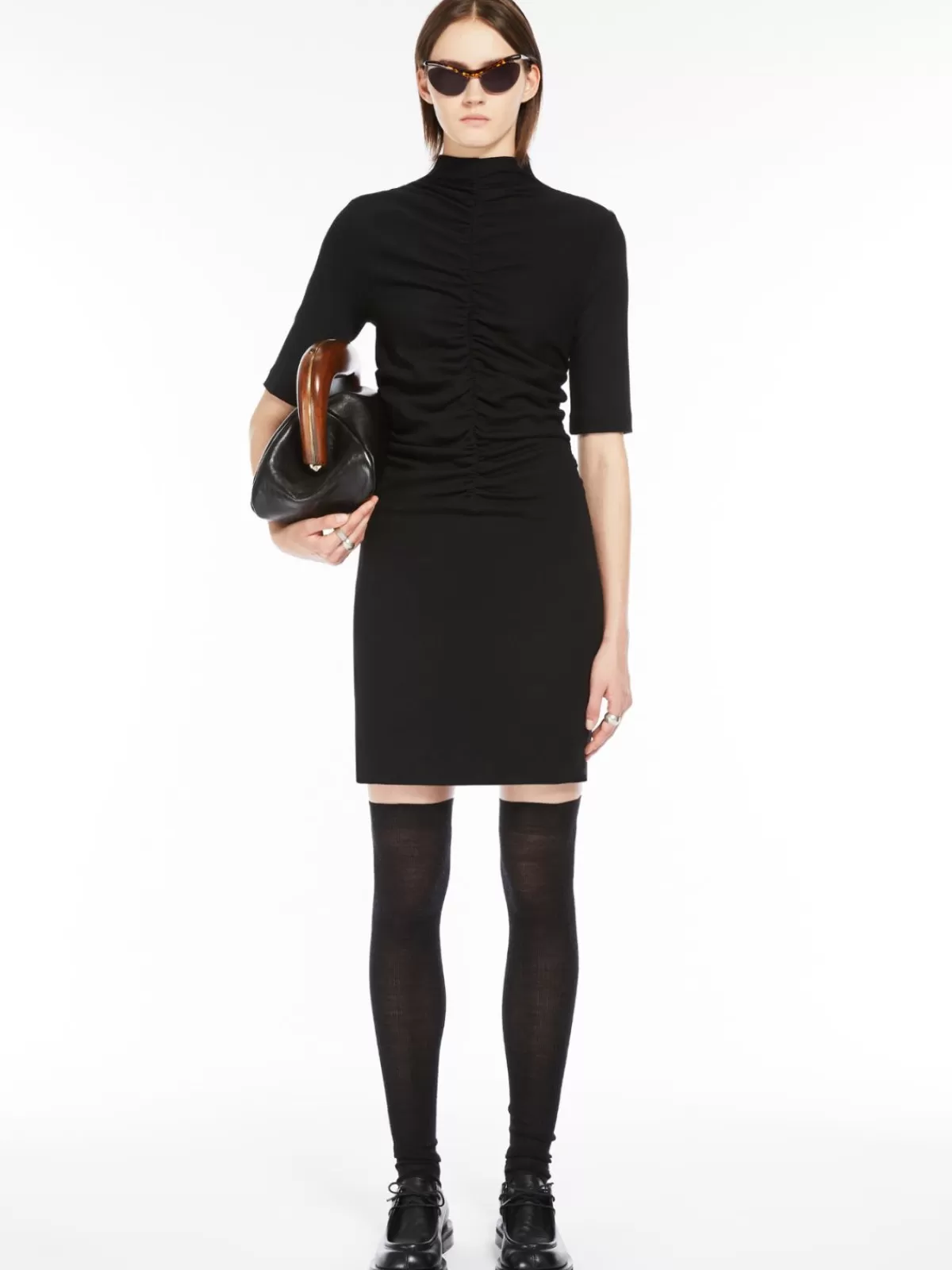 Vestido corto fruncido Max Mara en tono negro clásico - Elegancia sofisticada con detalles recogidos  

Vestido femenino cortito con detalles fruncidos - Max Mara negro para looks modernos  

Vestido de noche Max Mara con estilo recogido - Modelo corto en negro intenso versátil