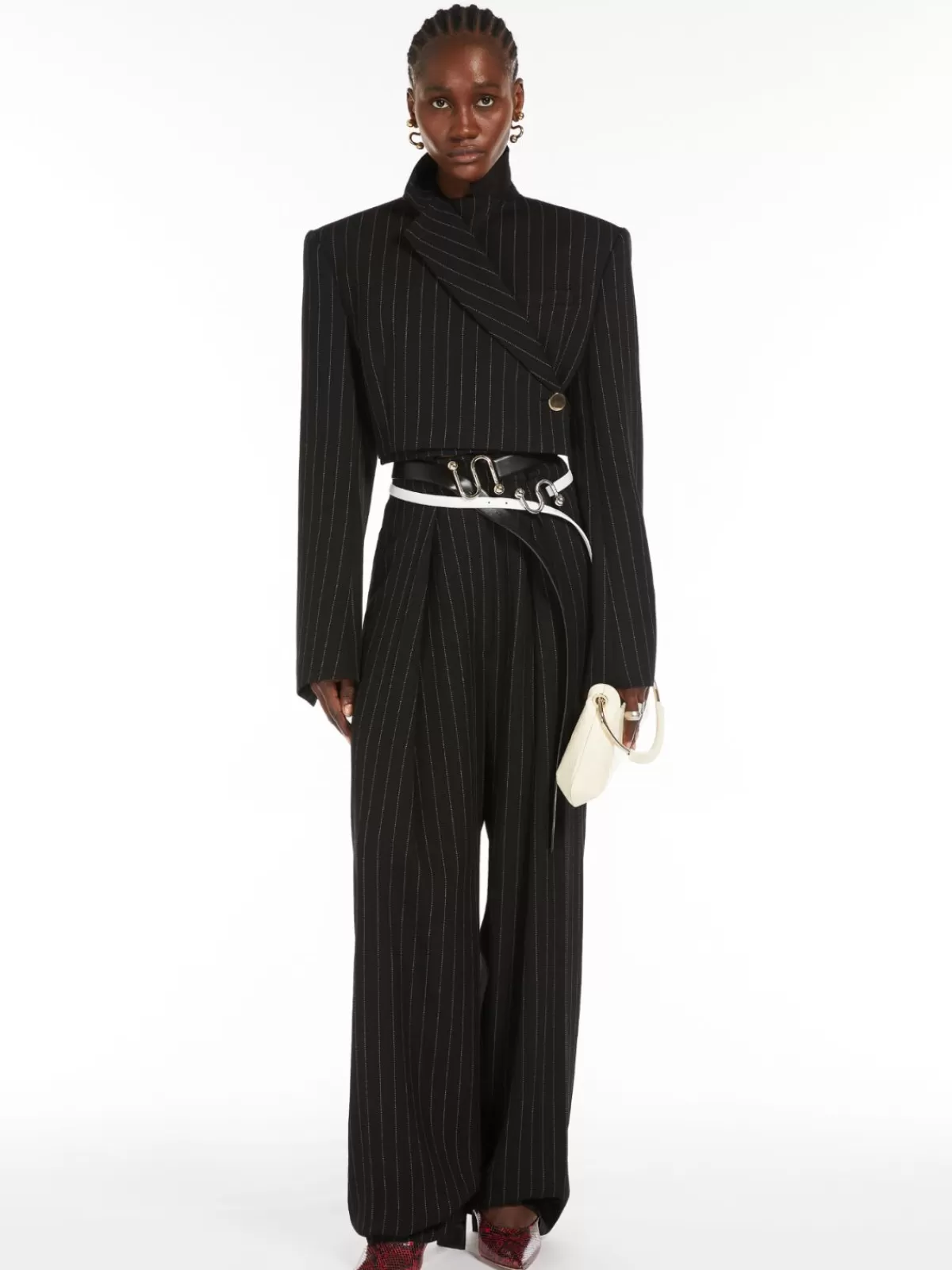 Chaqueta de vestir corta MAX MARA en tono NEGRO · Diseño clásico con rayas finas · Americana elegante para mujer