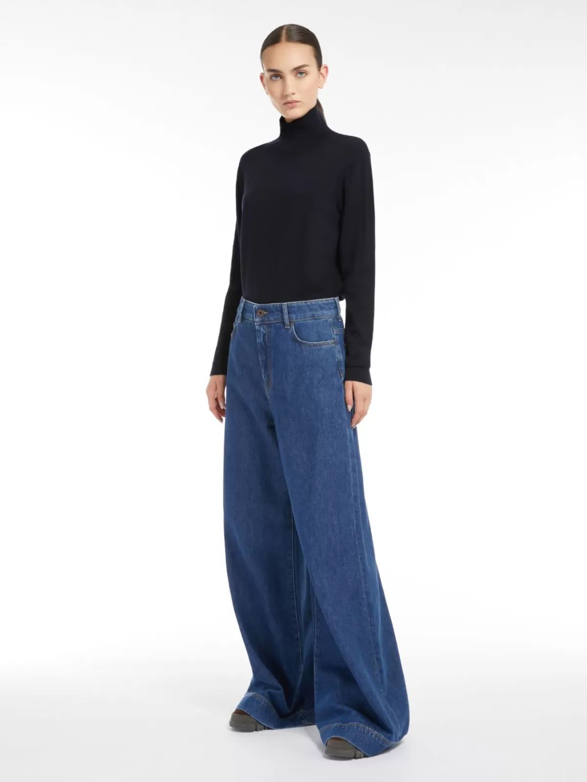 Jersey acogedor de cuello alto Max Mara - Mezcla suave de lana y seda en tono naval