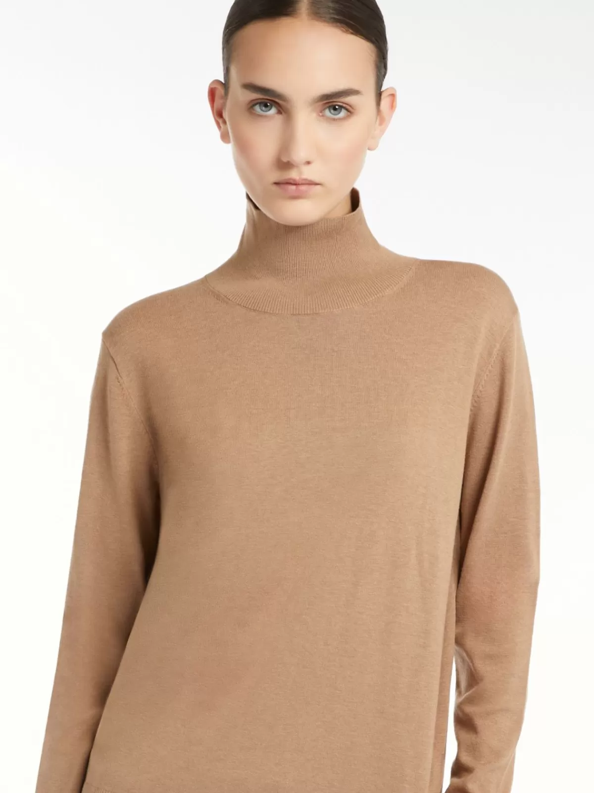 Max Mara - Jersey de cuello alto en lana y seda suave, tono camello elegante para invierno