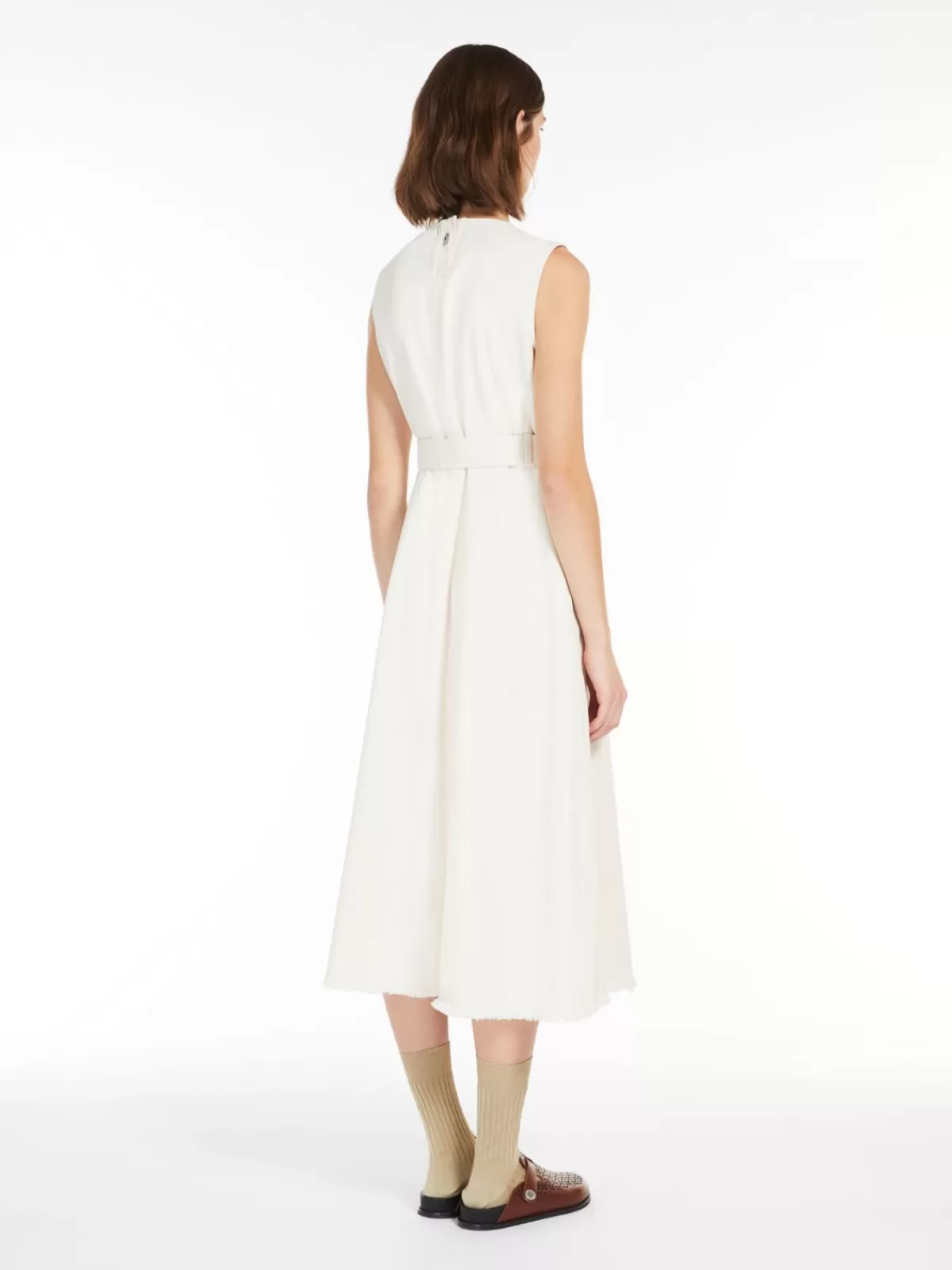 Vestido de verano sin mangas en mezclilla algodón resistente - Diseño premium Max Mara en tono beige claro con detalles costureros