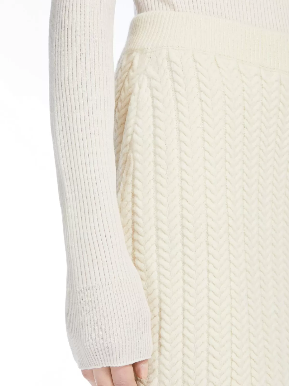 Max Mara - Minifalda tejido suave en tono marfil, cómoda y elegante para looks modernos