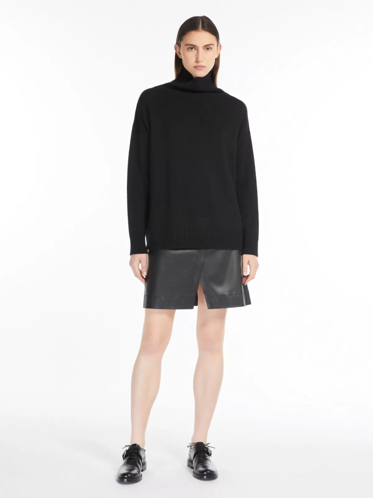 Max Mara Jersey de lana suave para abrigo cálido - Tono negro intenso con diseño elegante