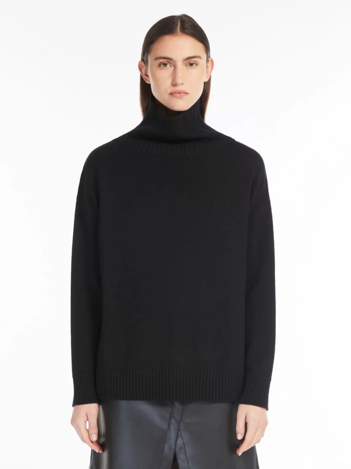 Max Mara Jersey de lana suave para abrigo cálido - Tono negro intenso con diseño elegante