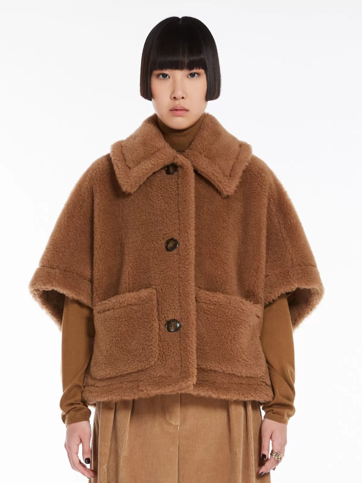 Cárdigan oversize en tejido peluche de Max Mara - Abrigo estilo capa en cálido tono camello para looks invernales