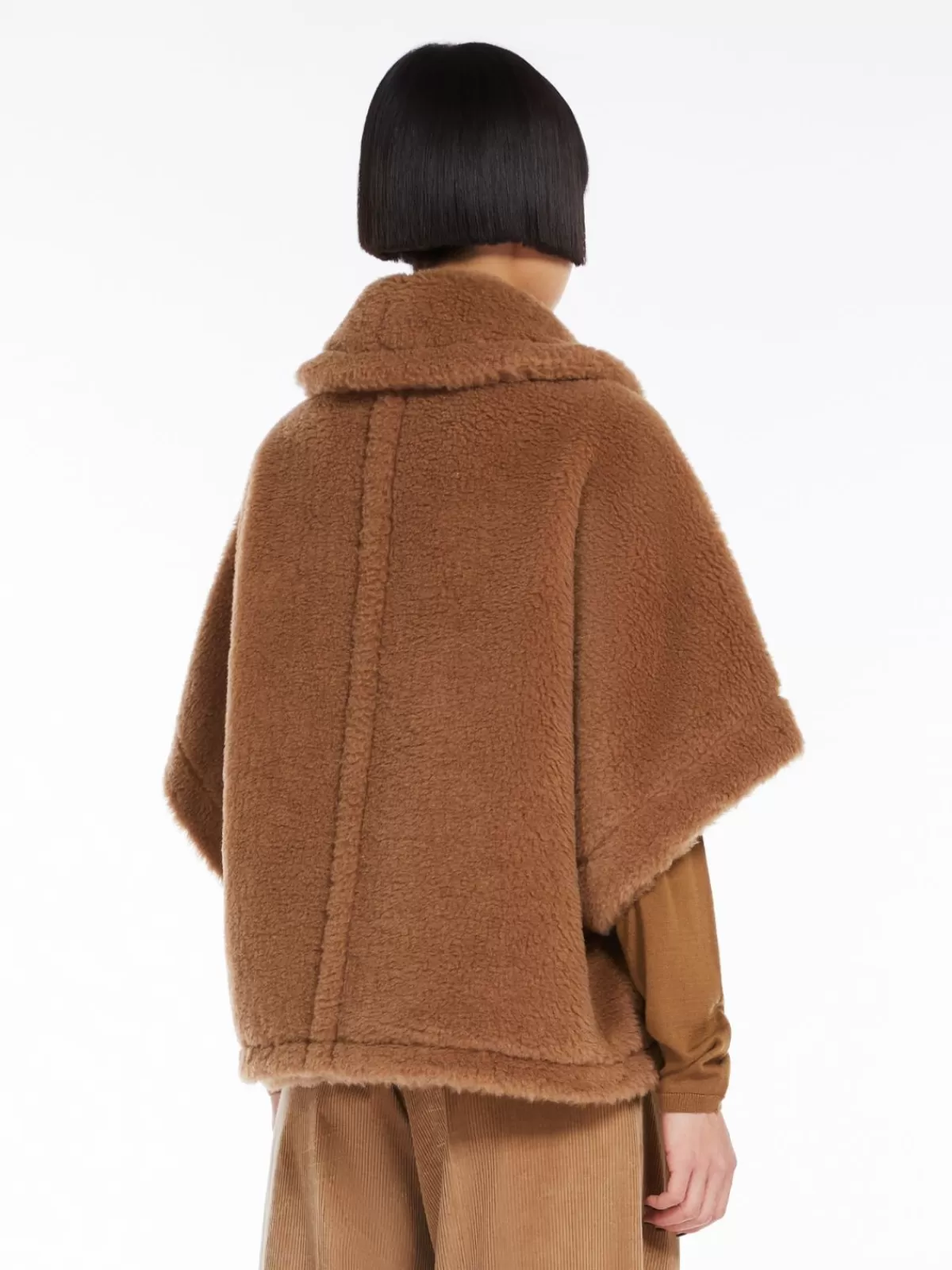 Cárdigan oversize en tejido peluche de Max Mara - Abrigo estilo capa en cálido tono camello para looks invernales