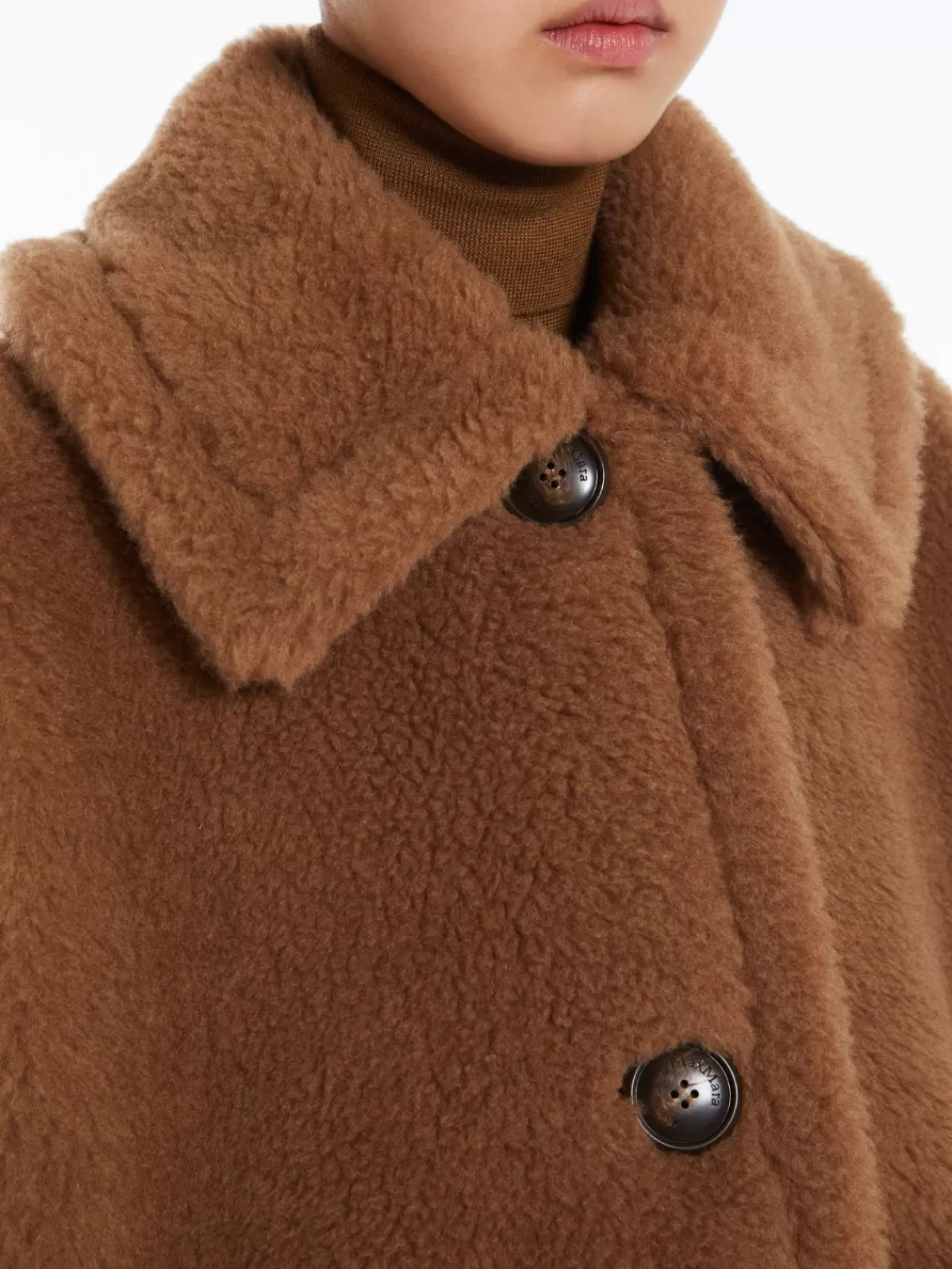 Cárdigan oversize en tejido peluche de Max Mara - Abrigo estilo capa en cálido tono camello para looks invernales